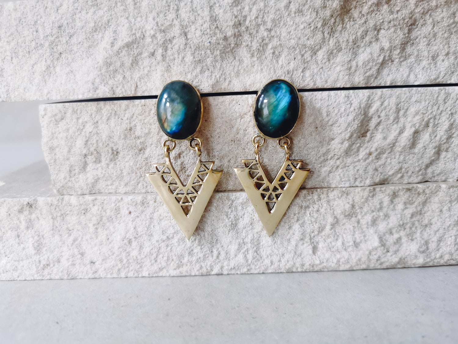 Boucles d'oreilles en laiton avec labradorite, boucles d'oreilles à tige avec pierre précieuse, boucles d'oreilles en or, boucles d'oreilles bohèmes, boucles d'oreilles hippies en labradorite