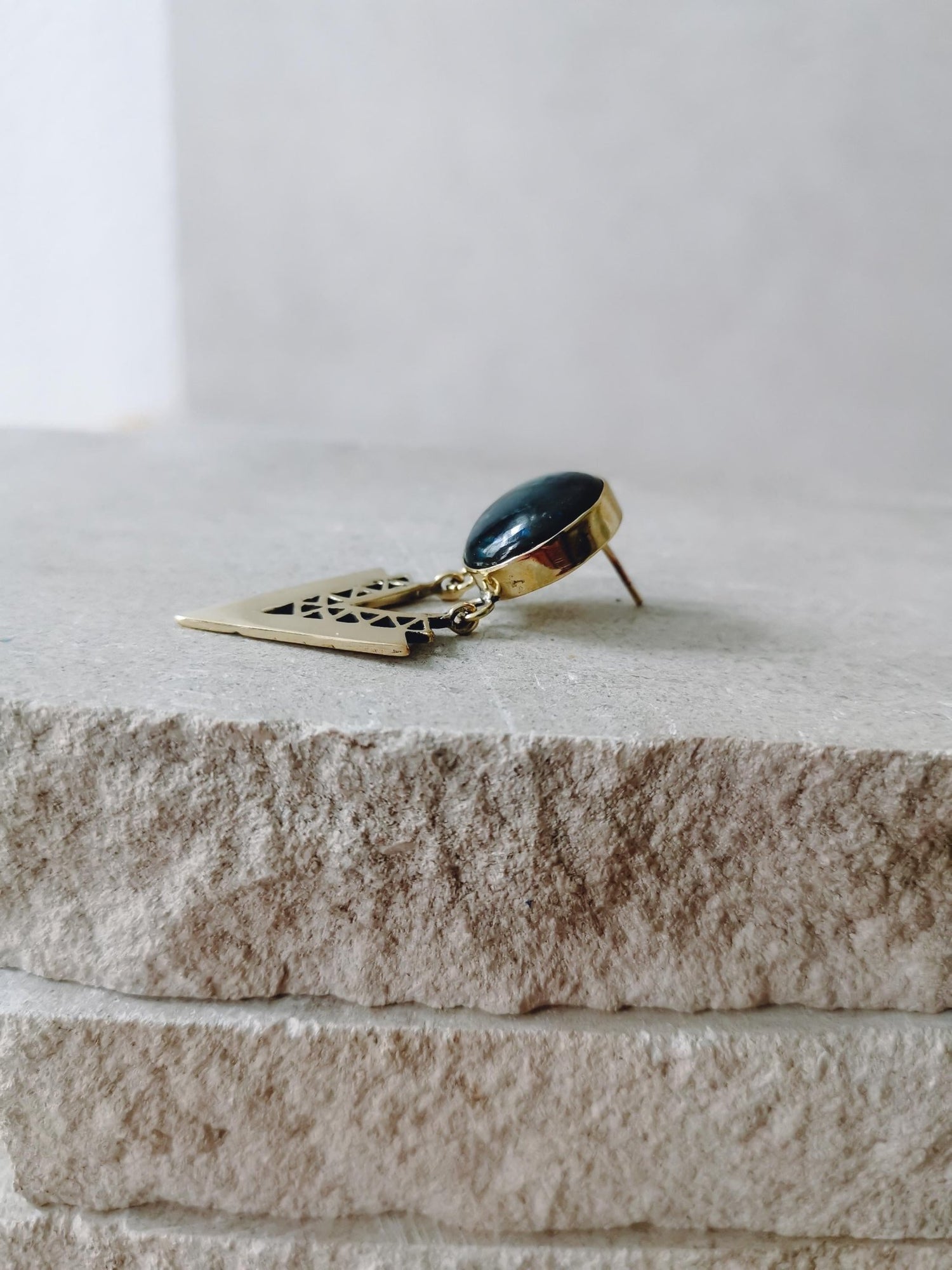 Messing Ohrringe mit Labradorit, Ohrstecker Ohrringe mit Edelstein, Goldene Ohrringe, Boho Ohrringe, Hippie Labradorit Ohrringe - CocosyBerlin