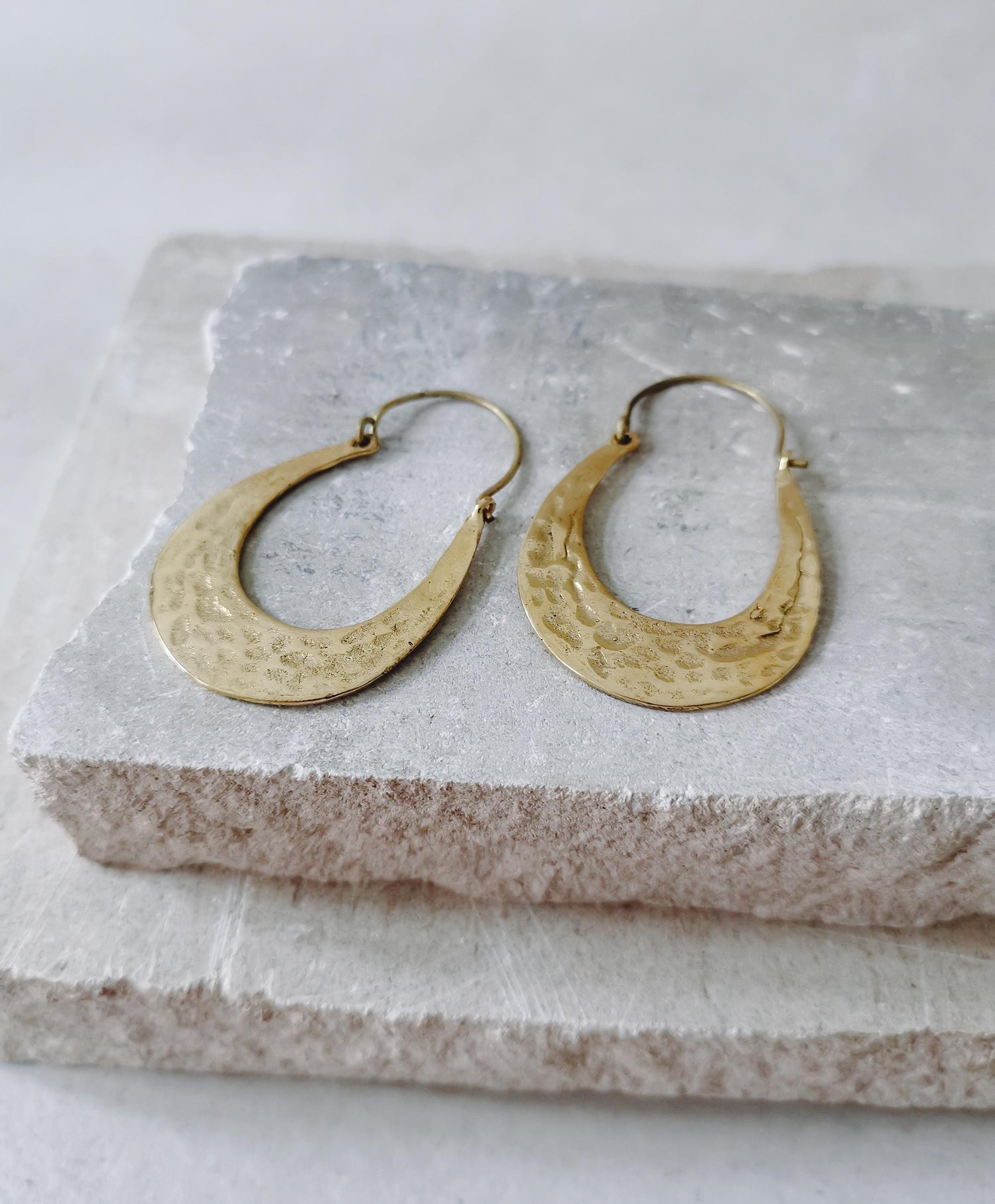 Boucles d'oreilles créoles ovales en laiton, boucles d'oreilles ovales martelées en or, boucles d'oreilles créoles plates