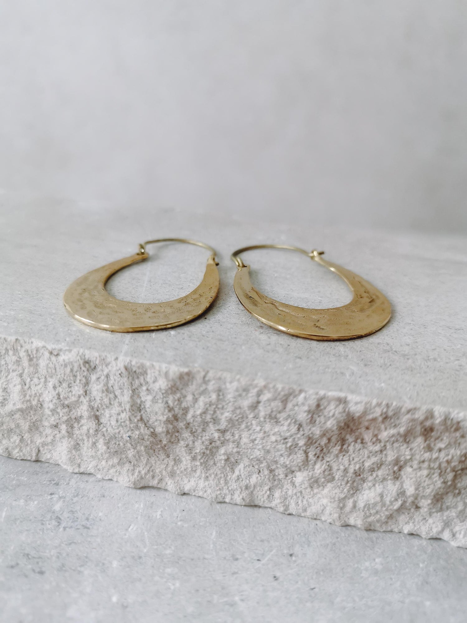 Oval hoop earrings made of brass, hammered oval gold earrings, flat hoop earrings