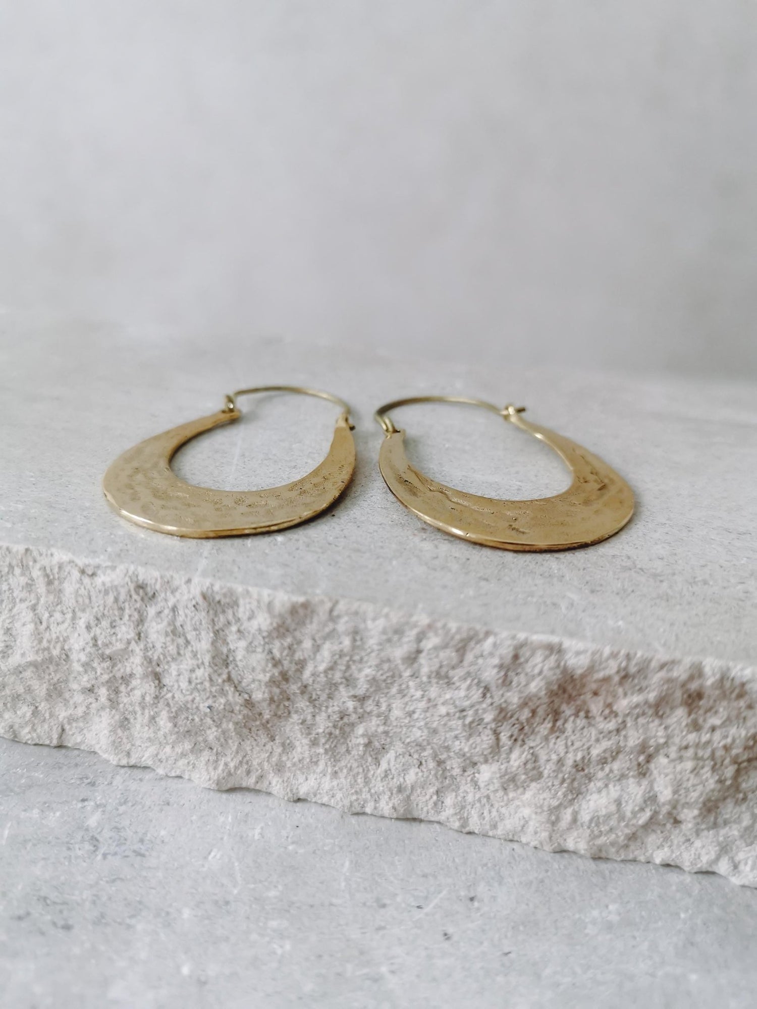 Ovale Creolen aus Messing, gehämmerte ovale goldene Ohrringe, flache Creolen - CocosyBerlin