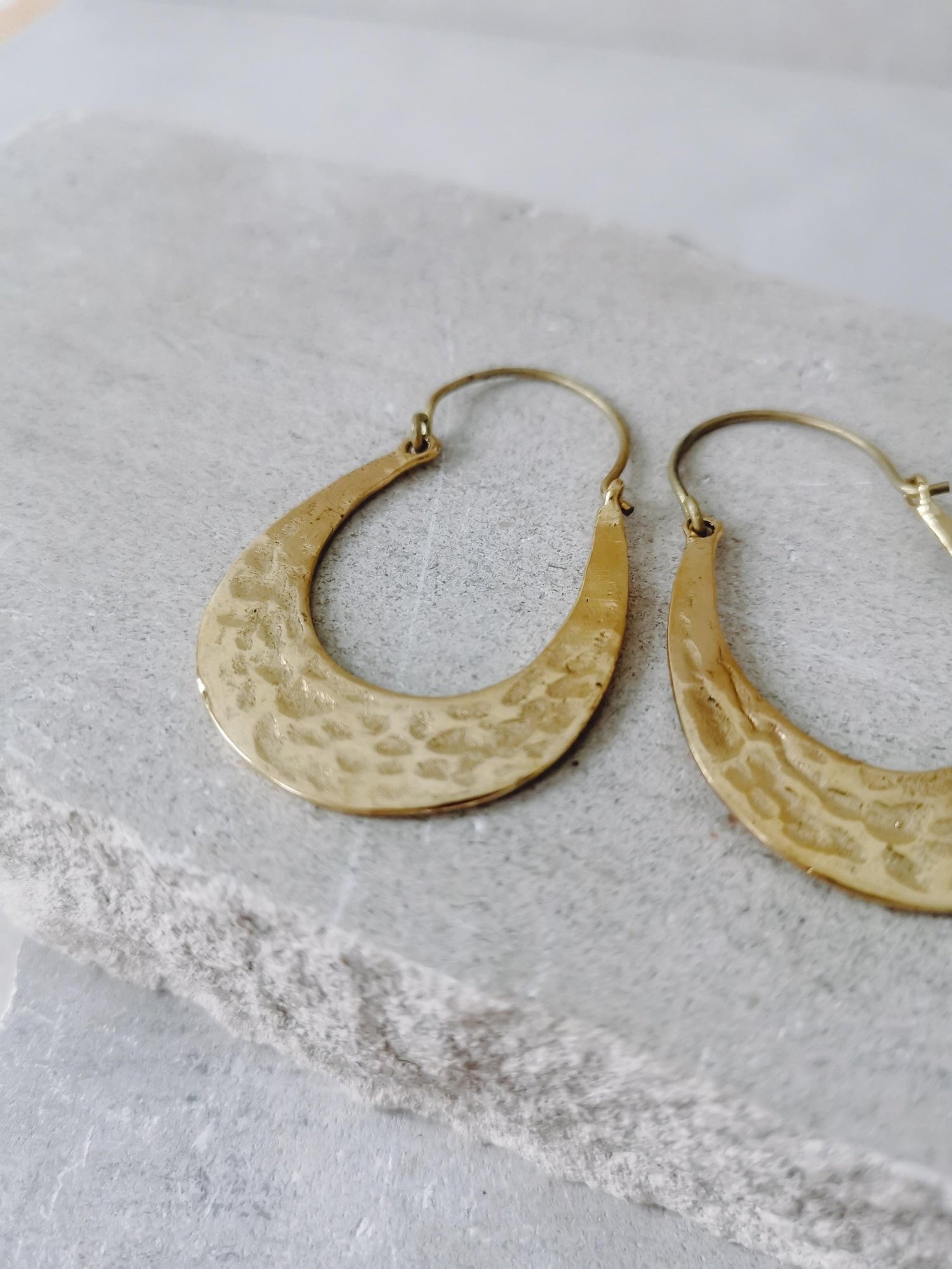 Ovale Creolen aus Messing, gehämmerte ovale goldene Ohrringe, flache Creolen - CocosyBerlin