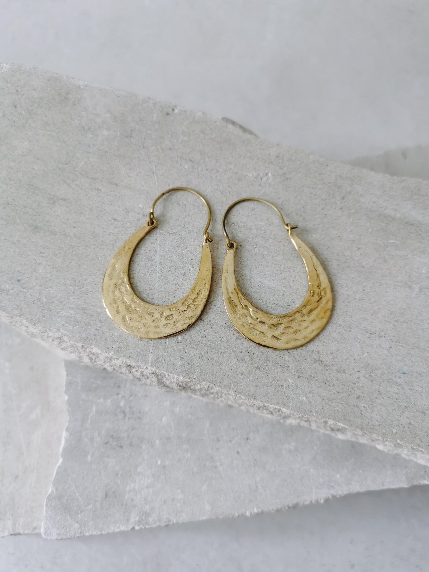 Ovale Creolen aus Messing, gehämmerte ovale goldene Ohrringe, flache Creolen - CocosyBerlin