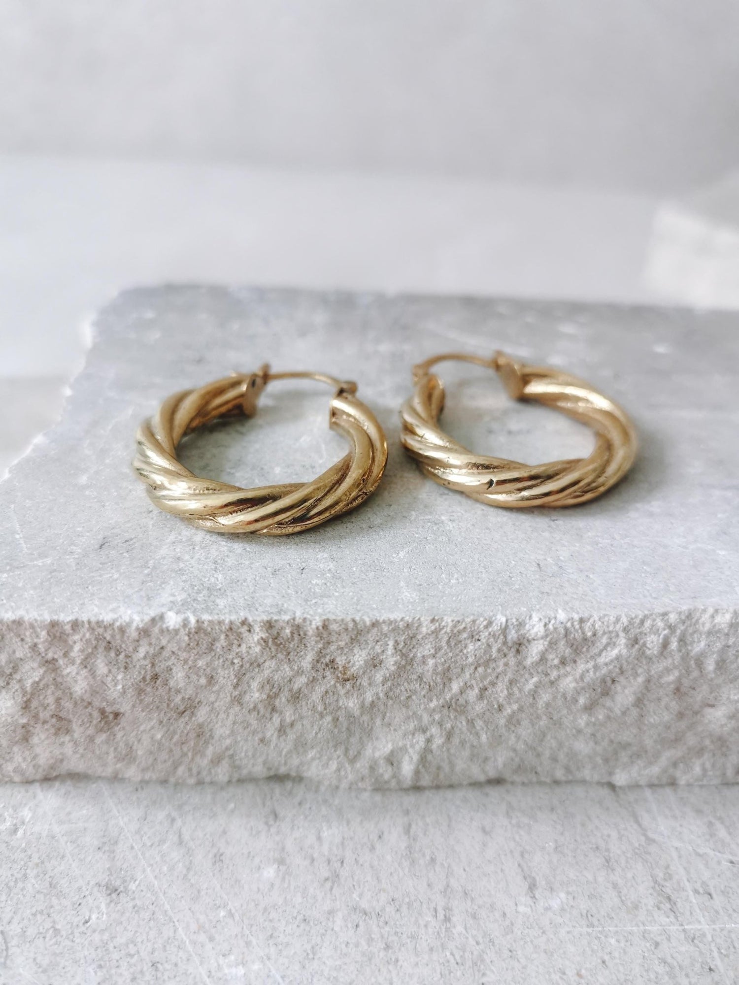 Creolen Messing gold, Creolen twisted geflochten verdreht, goldene runde Ohrringe - CocosyBerlin