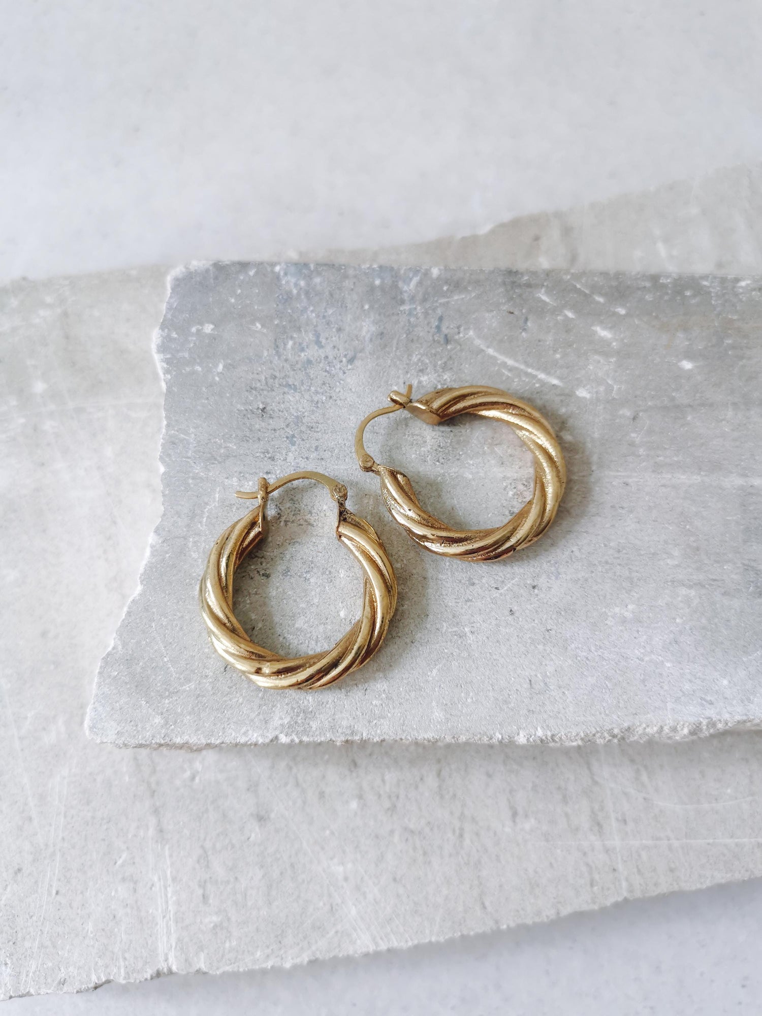 Creolen Messing gold, Creolen twisted geflochten verdreht, goldene runde Ohrringe