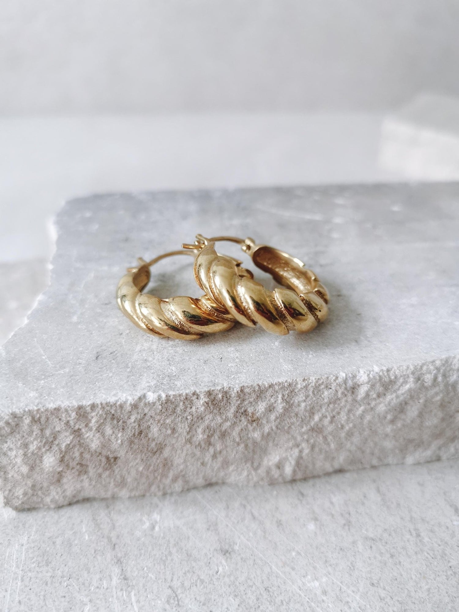 Croissant Creolen Messing gold, Creolen twisted geflochten verdreht, goldene runde Ohrringe - CocosyBerlin