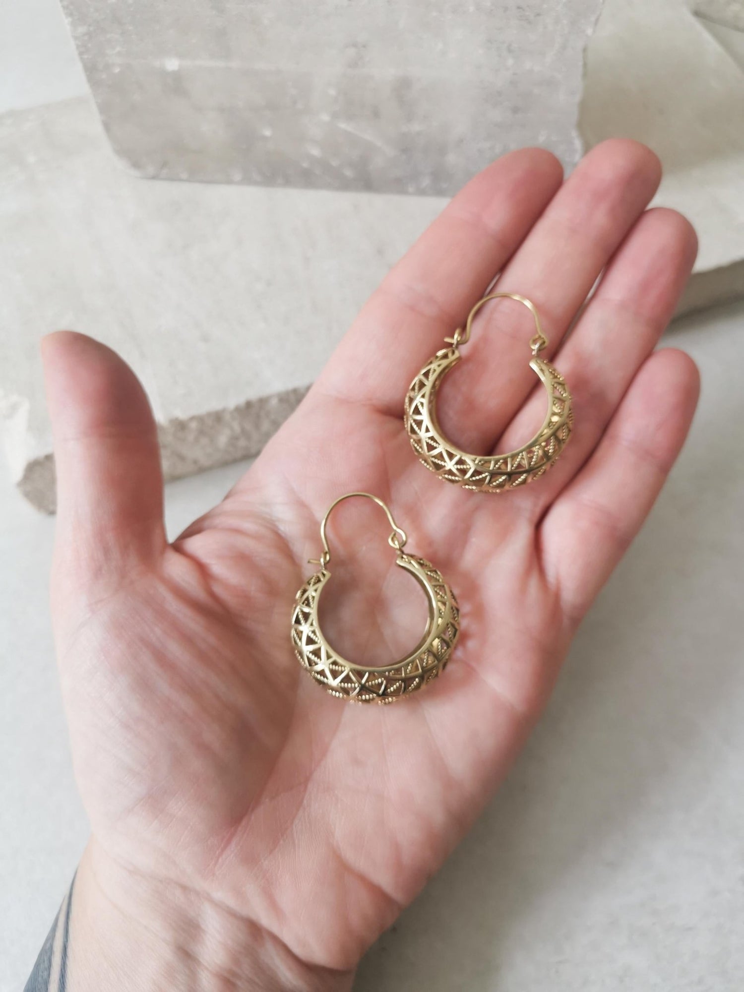 Grosse Creolen Tribal, Statement Goldene Ohrringe, Gitter Creolen aus Messing, Chunky Boho Ohrringe - CocosyBerlin