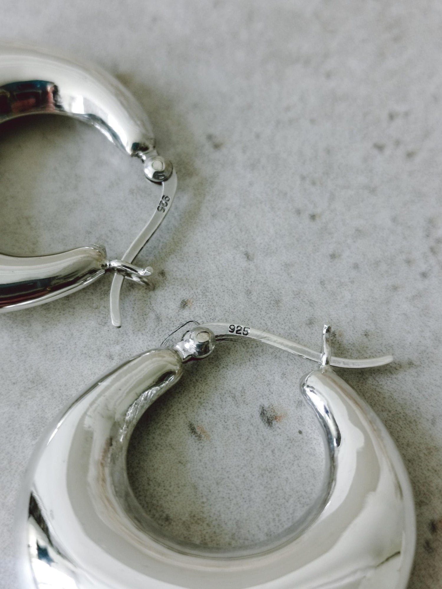 Chunky Halbmond Creolen aus 925 Silber, Minimalistische Statement Ohrringe 30mm - CocosyBerlin