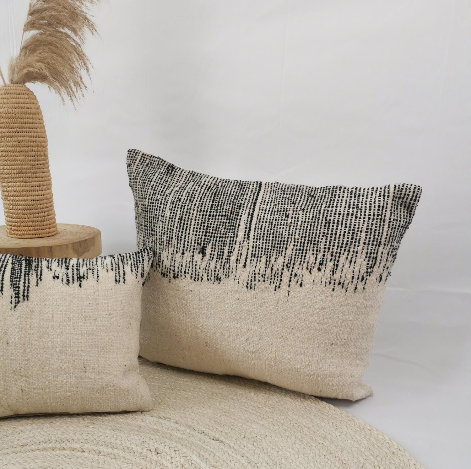 Marokkanische Kissenhülle, Beni Ourain Kissen, abstrakte, moderne Muster, eklektischer Kissenbezug aus Wolle, Handarbeit