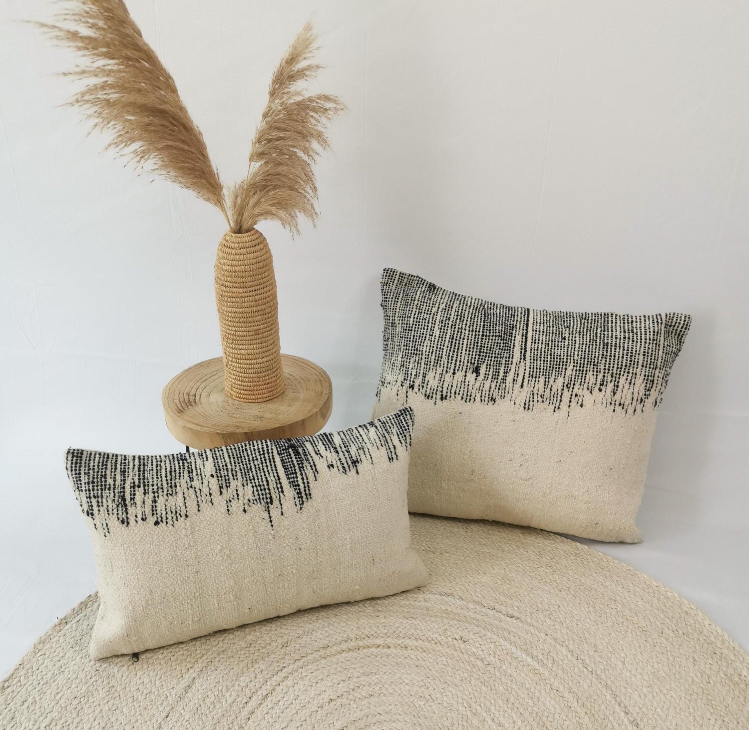 Marokkanische Kissenhülle, Beni Ourain Kissen, abstrakte, moderne Muster, eklektischer Kissenbezug aus Wolle, Handarbeit