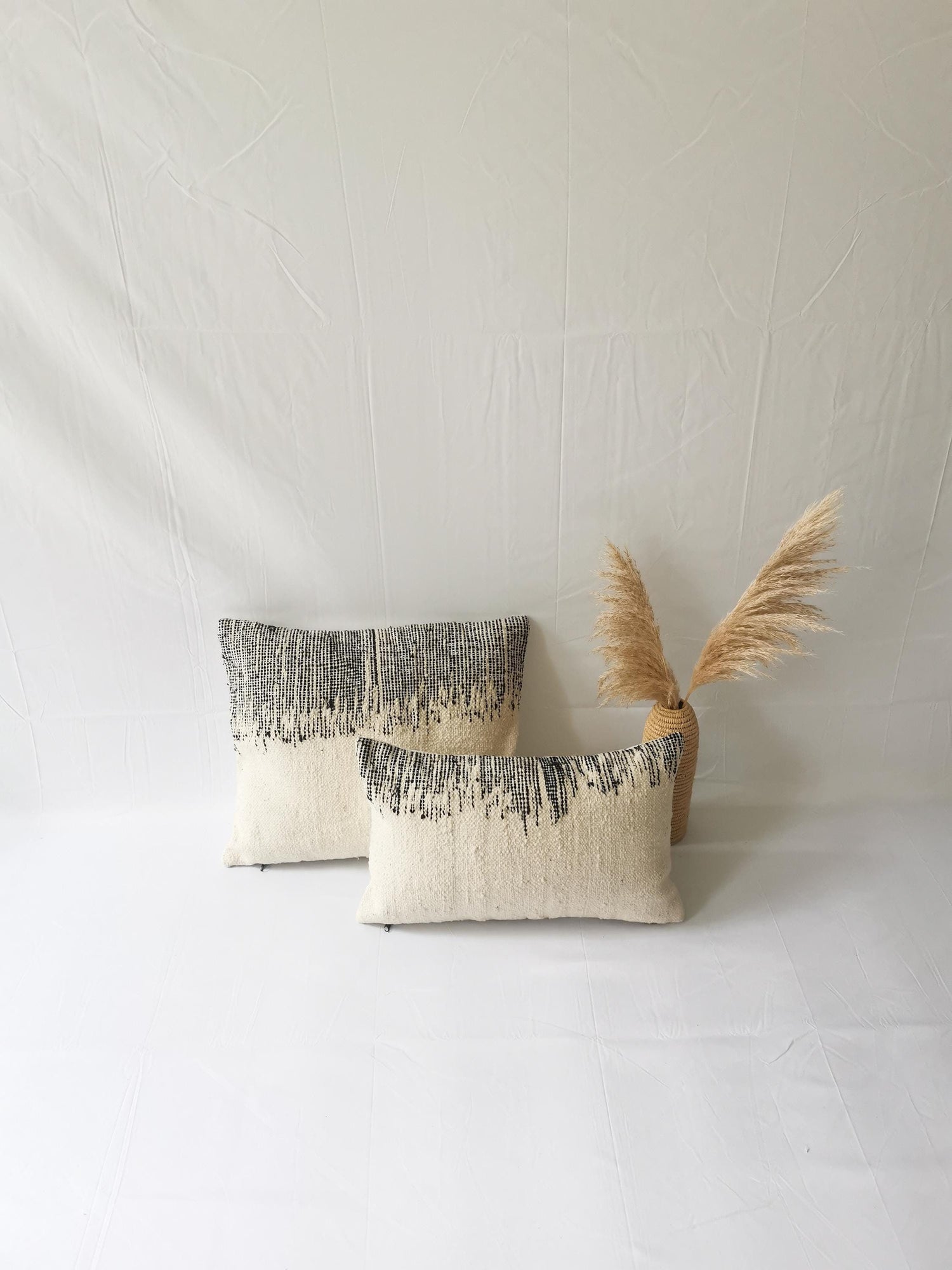 Marokkanische Kissenhülle, Beni Ourain Kissen, abstrakte, moderne Muster, eklektischer Kissenbezug aus Wolle, Handarbeit