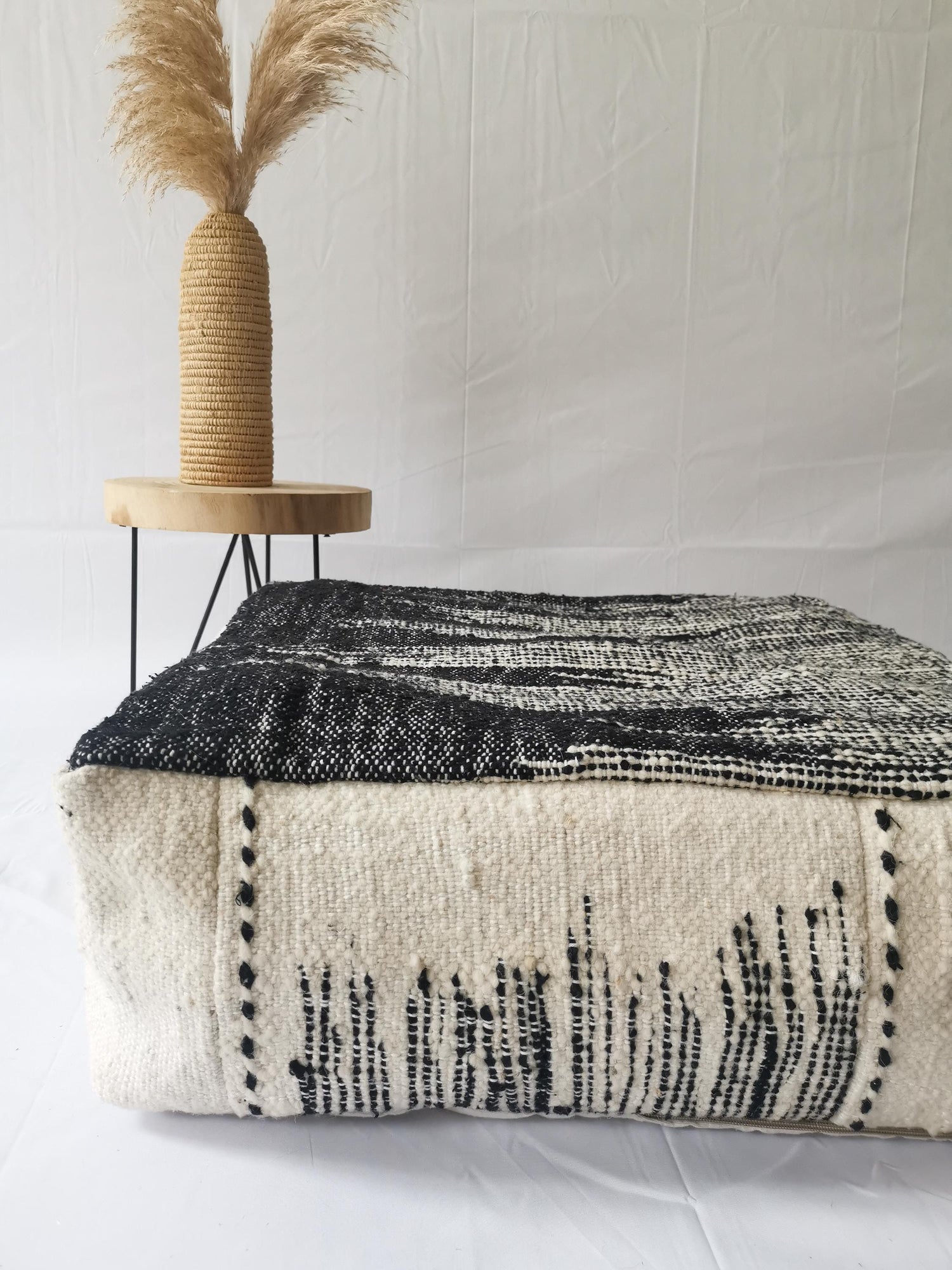Marokkanischer Pouf, Berber Bodenkissen, Sitzkissen aus Wolle mit abstraktem Muster, Home Decor eklektisch