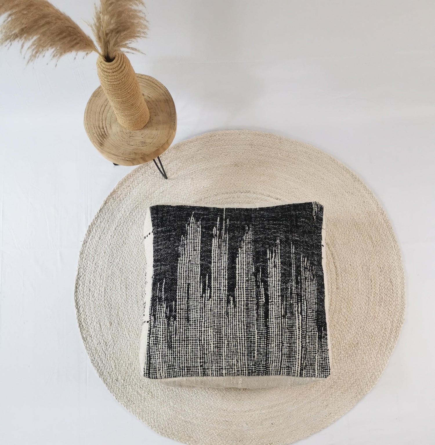 Marokkanischer Pouf, Berber Bodenkissen, Sitzkissen aus Wolle mit abstraktem Muster, Home Decor eklektisch