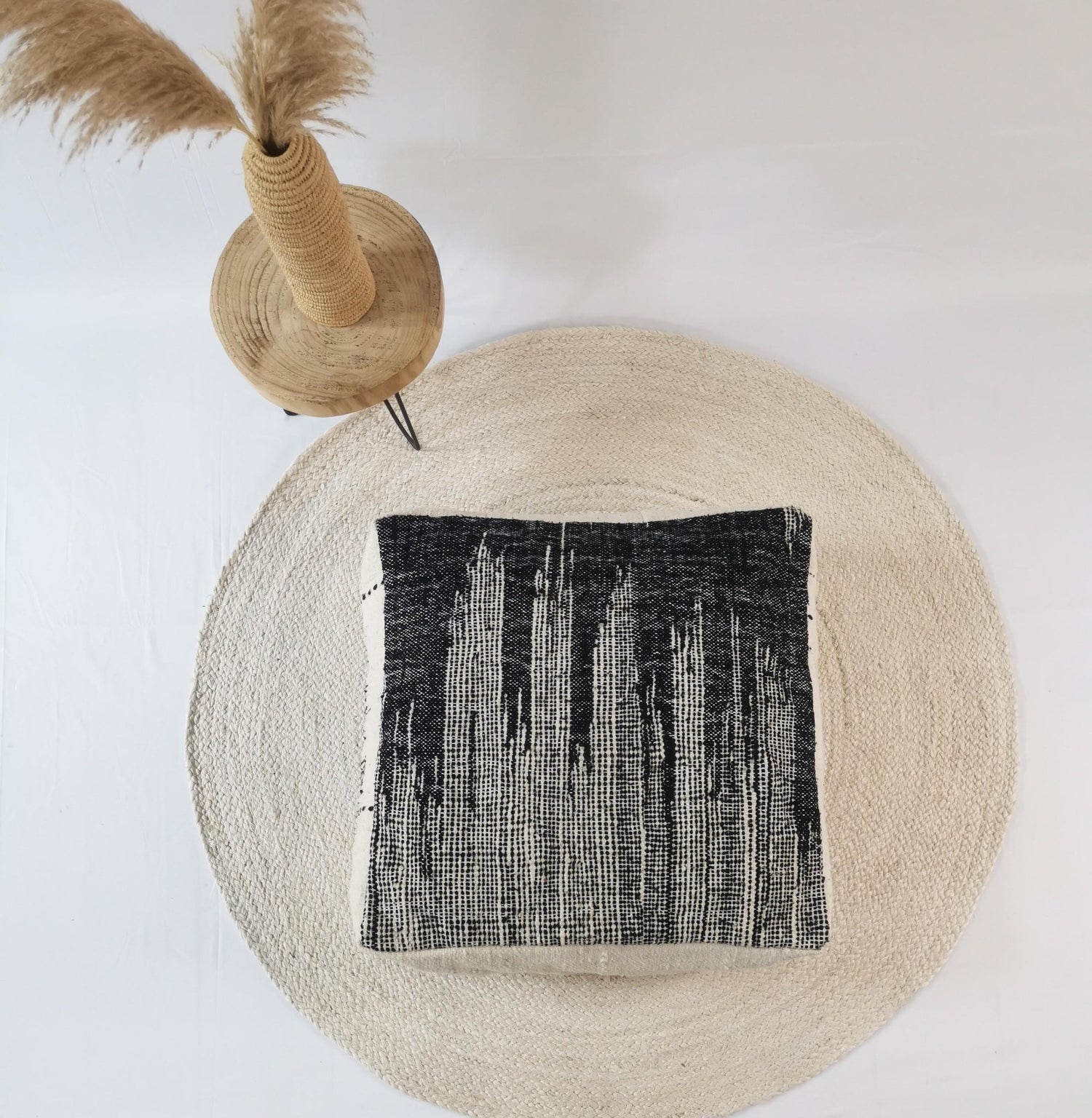 Marokkanischer Pouf, Berber Bodenkissen, Sitzkissen aus Wolle mit abstraktem Muster, Home Decor eklektisch - CocosyBerlin