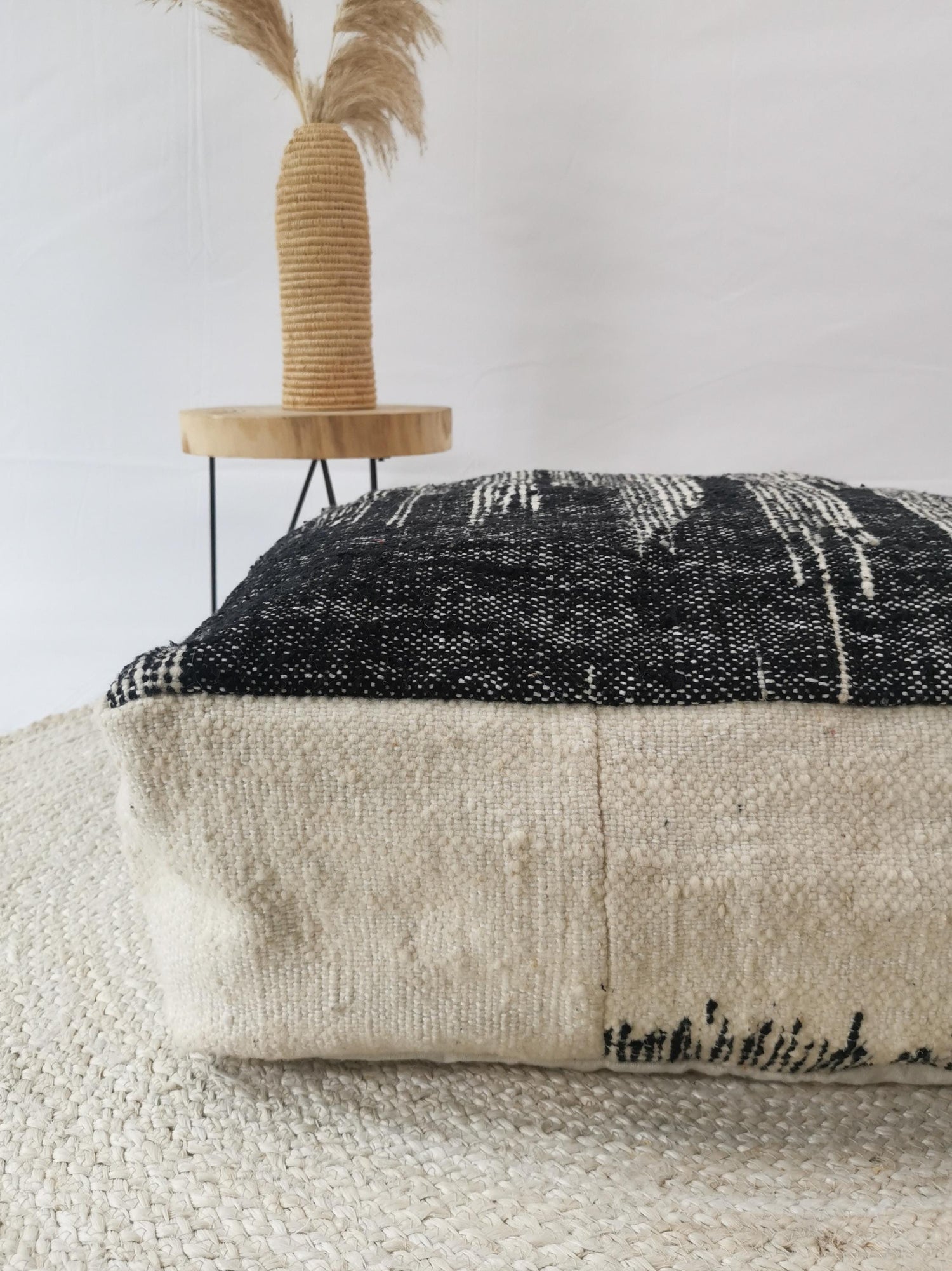 Marokkanischer Pouf, Berber Bodenkissen, Sitzkissen aus Wolle mit abstraktem Muster, Home Decor eklektisch
