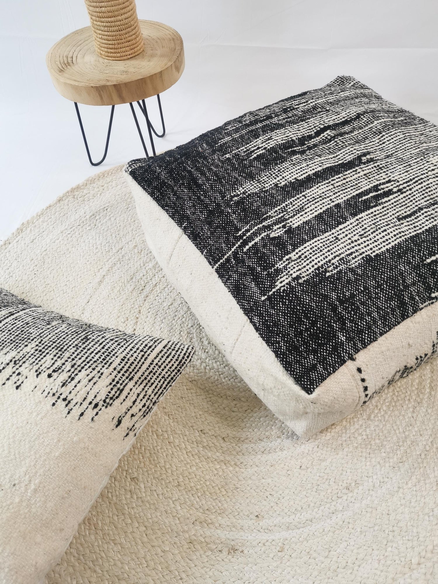 Marokkanischer Pouf, Berber Bodenkissen, Sitzkissen aus Wolle mit abstraktem Muster, Home Decor eklektisch