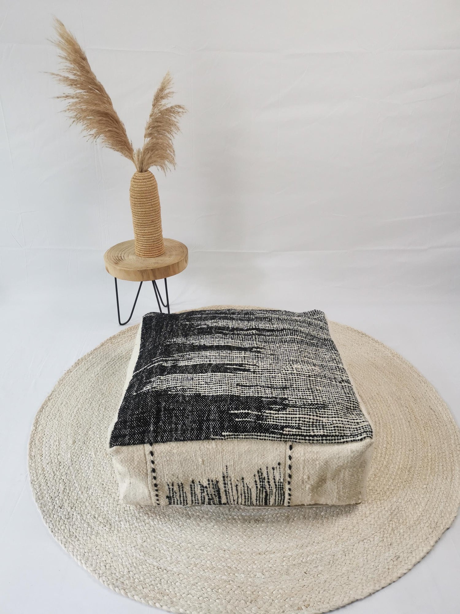 Marokkanischer Pouf, Berber Bodenkissen, Sitzkissen aus Wolle mit abstraktem Muster, Home Decor eklektisch