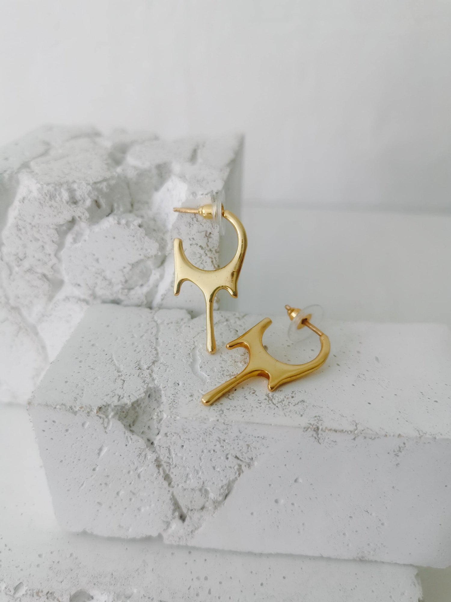 Petites boucles d'oreilles goutte à goutte, boucles d'oreilles pendantes dorées minimalistes en laiton, boucles d'oreilles créoles goutte à goutte, boucles d'oreilles goutte à goutte