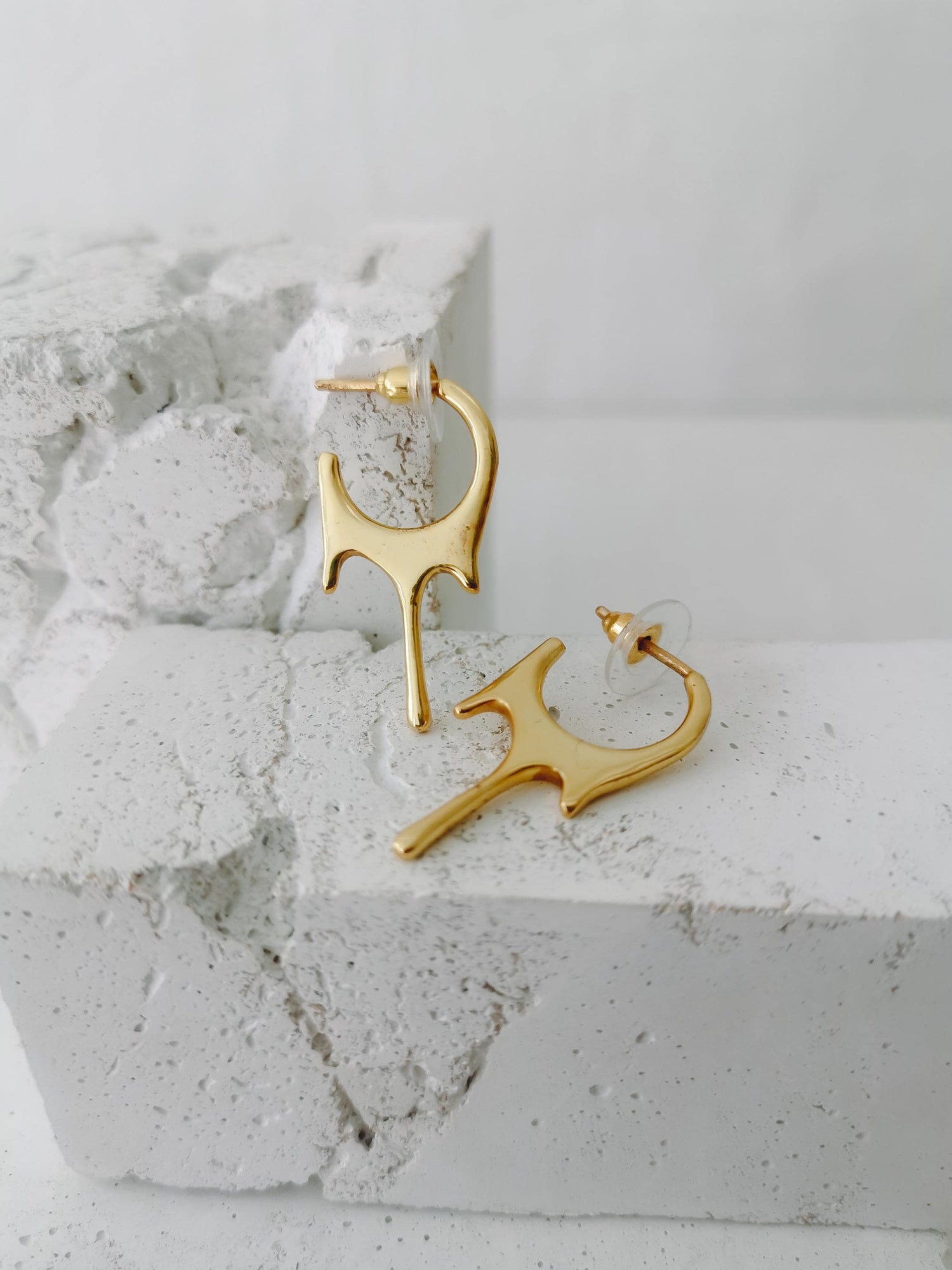 Petites boucles d'oreilles goutte à goutte, boucles d'oreilles pendantes dorées minimalistes en laiton, boucles d'oreilles créoles goutte à goutte, boucles d'oreilles goutte à goutte