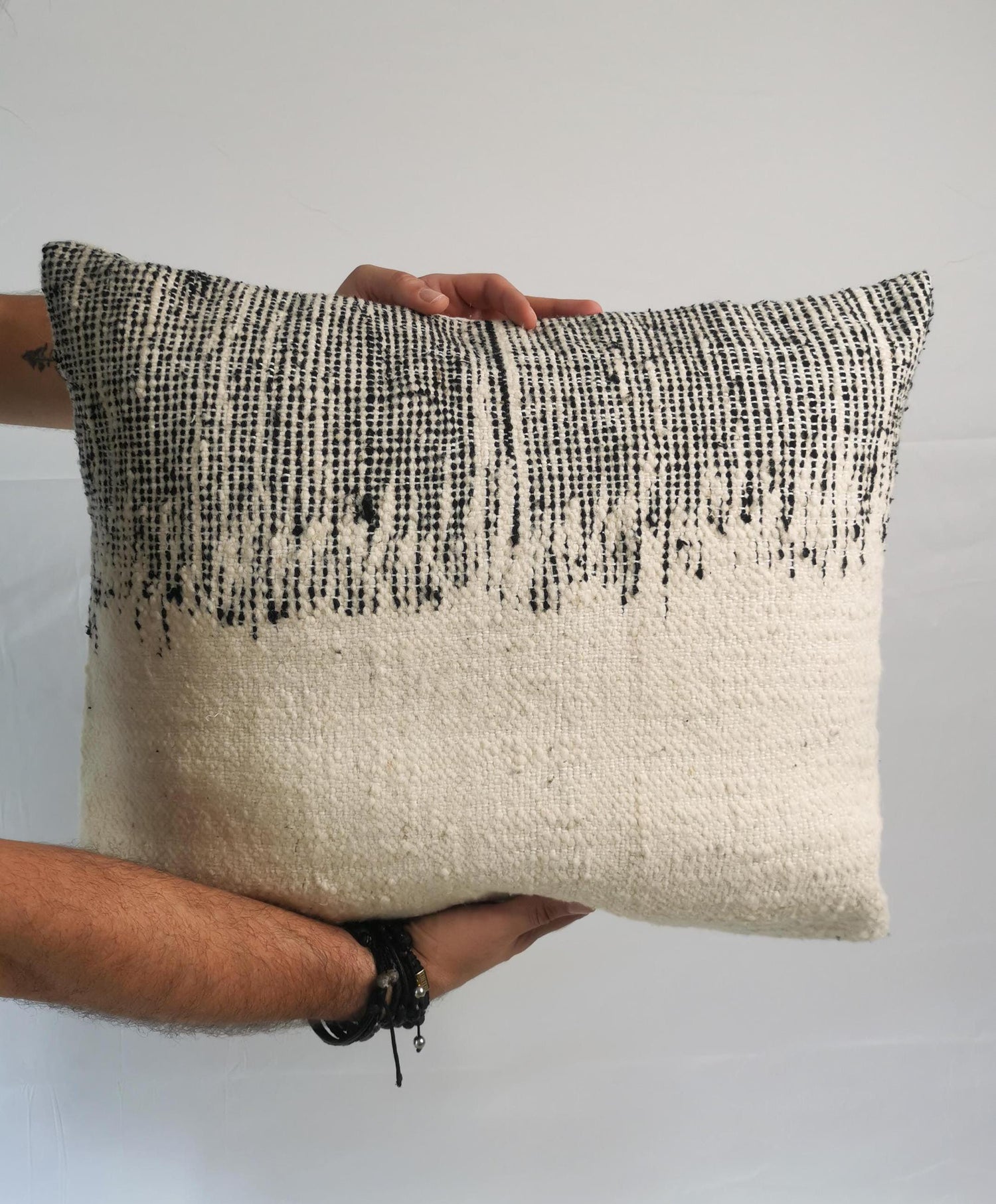 Marokkanische Kissenhülle, Beni Ourain Kissen, abstrakte, moderne Muster, eklektischer Kissenbezug aus Wolle, Handarbeit