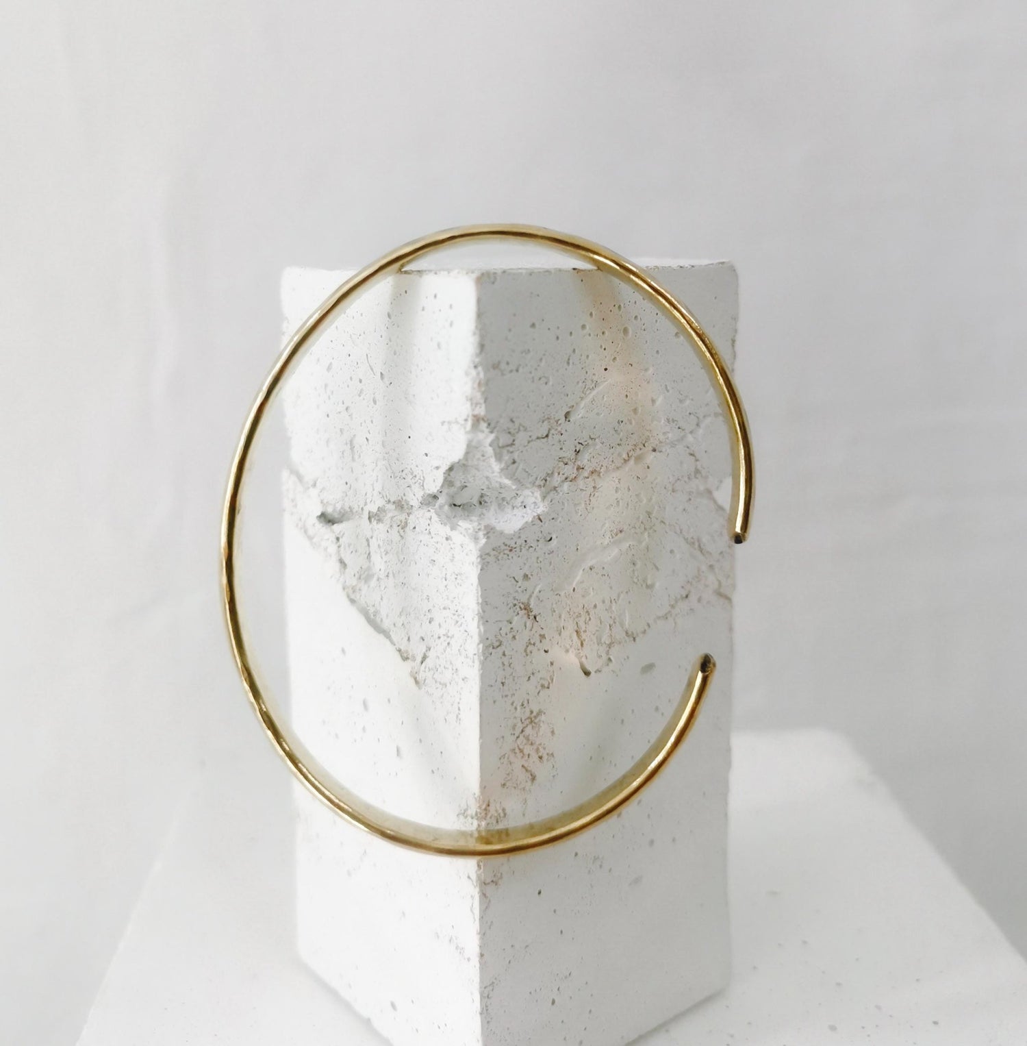 Goldener verstellbarer Armreif, gehämmert strukturiert, Armreif aus Messing, Golden Bangle Cuff, Minimalistisches Armreif - CocosyBerlin