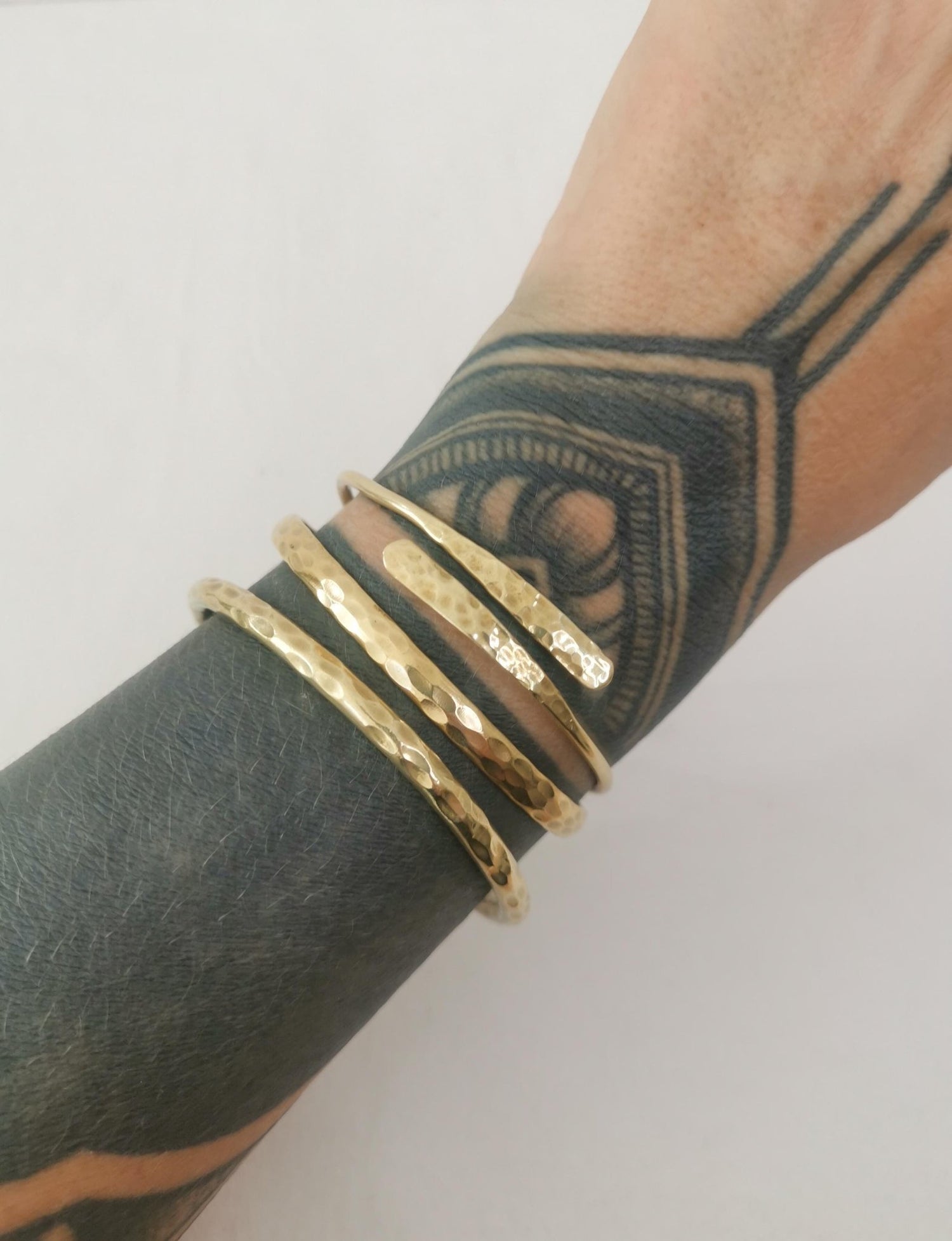 Goldener verstellbarer Armreif, gehämmert strukturiert, Armreif aus Messing, Golden Bangle Cuff, Minimalistisches Armreif - CocosyBerlin