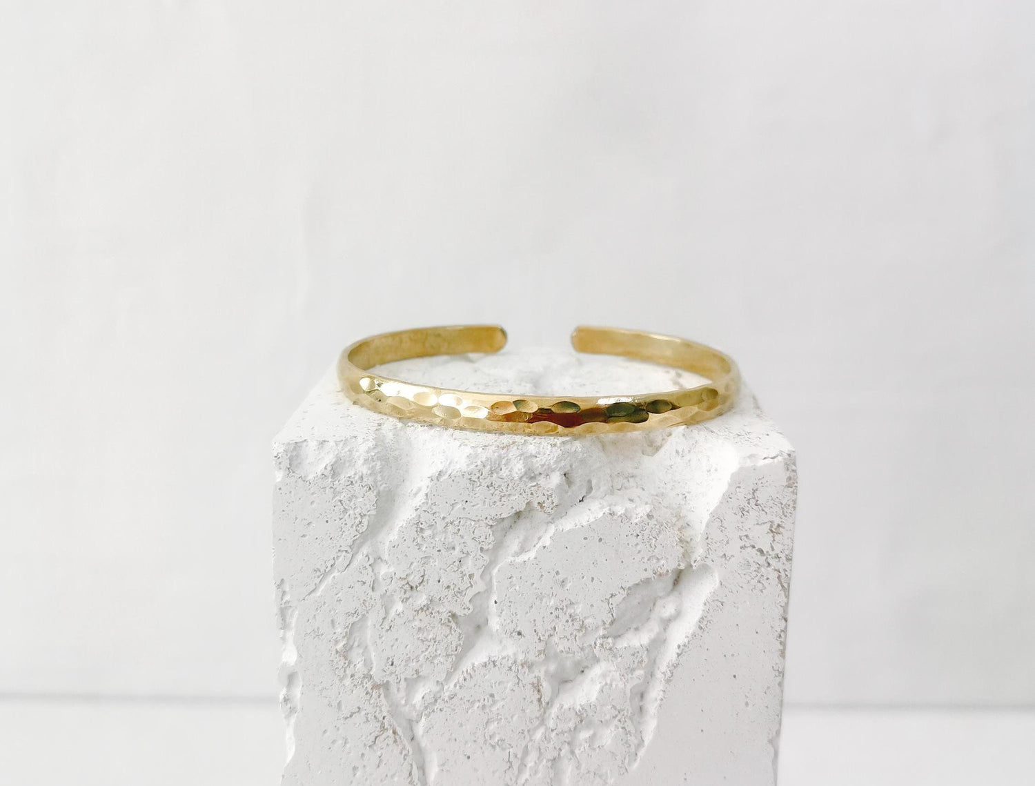 Goldener verstellbarer Armreif, gehämmert strukturiert, Armreif aus Messing, Golden Bangle Cuff, Minimalistisches Armreif - CocosyBerlin