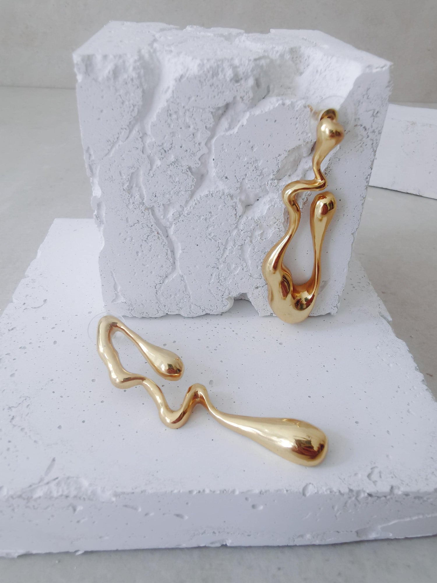 Drip earrings, golden drop earrings made of brass, drop-shaped earrings asymmetrical