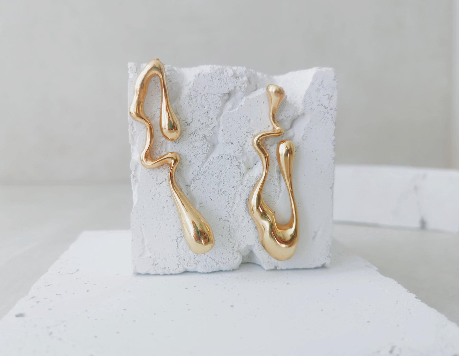 Drip Ohrstecker, goldene Tropfen Ohrringe aus Messing, tropfenförmige Ohrringe asymmetrisch - CocosyBerlin