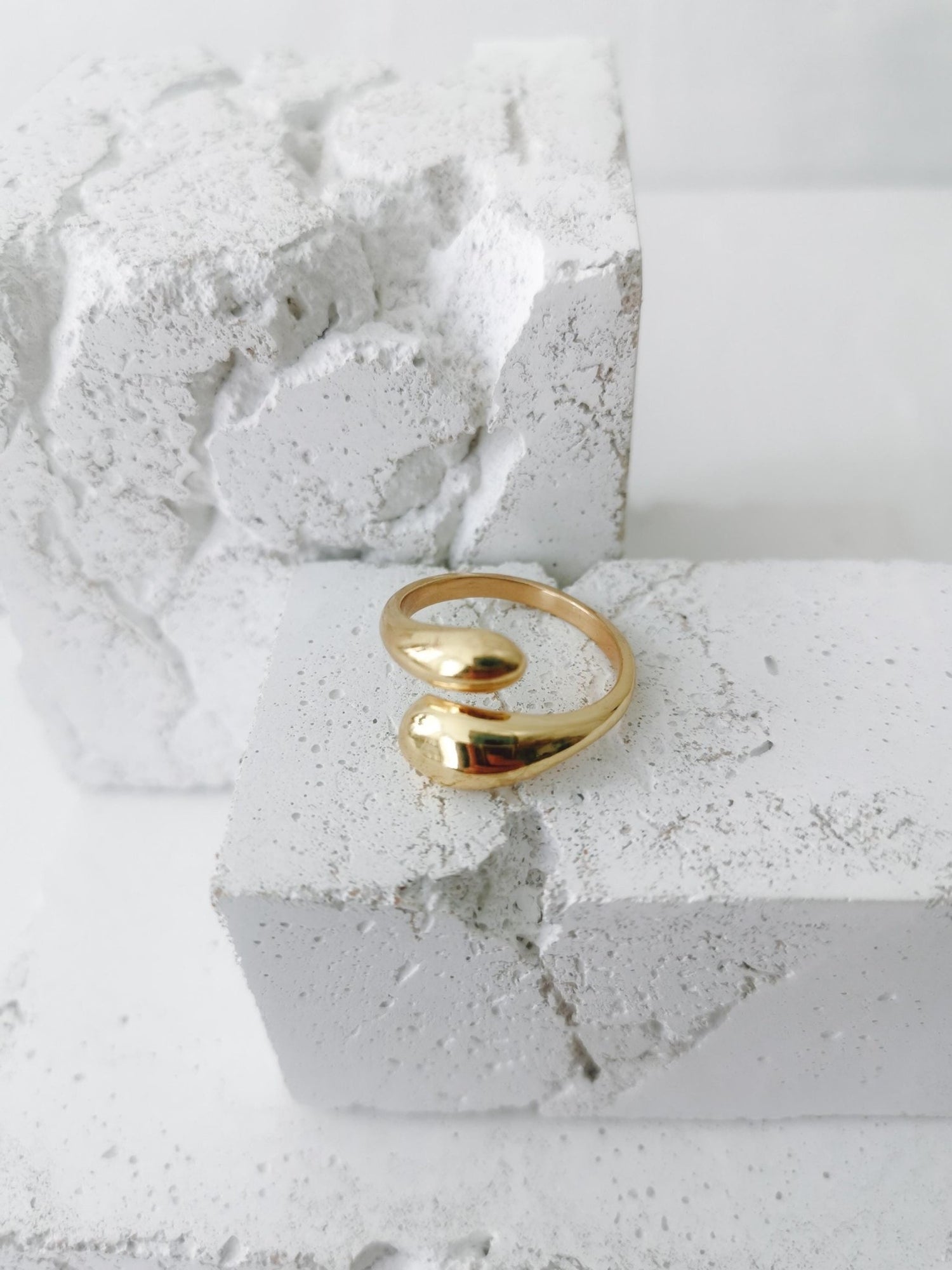 Ring minimalistisch aus Messing, Verstellbarer Ring, Tropfen Ring, Chunky Ring, Geschenkidee - CocosyBerlin