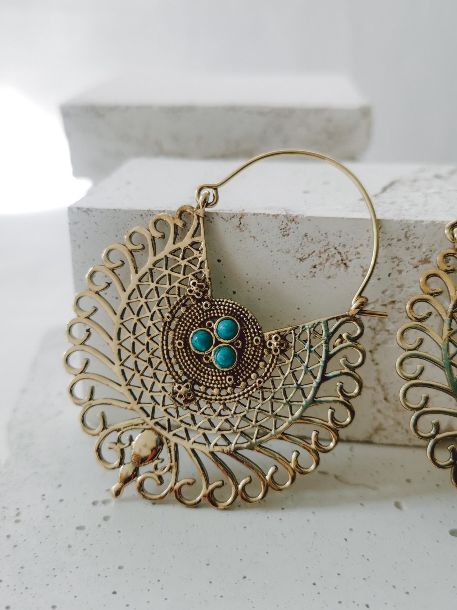 Boucles d'oreilles mandala en laiton avec pierres turquoises, boucles d'oreilles bohèmes avec turquoise, bijoux hippie