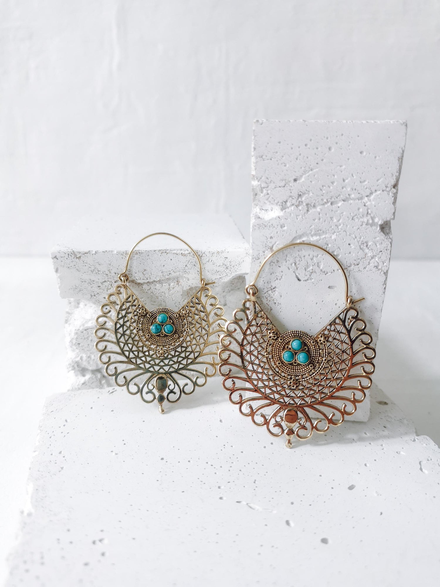 Boucles d'oreilles mandala en laiton avec pierres turquoises, boucles d'oreilles bohèmes avec turquoise, bijoux hippie