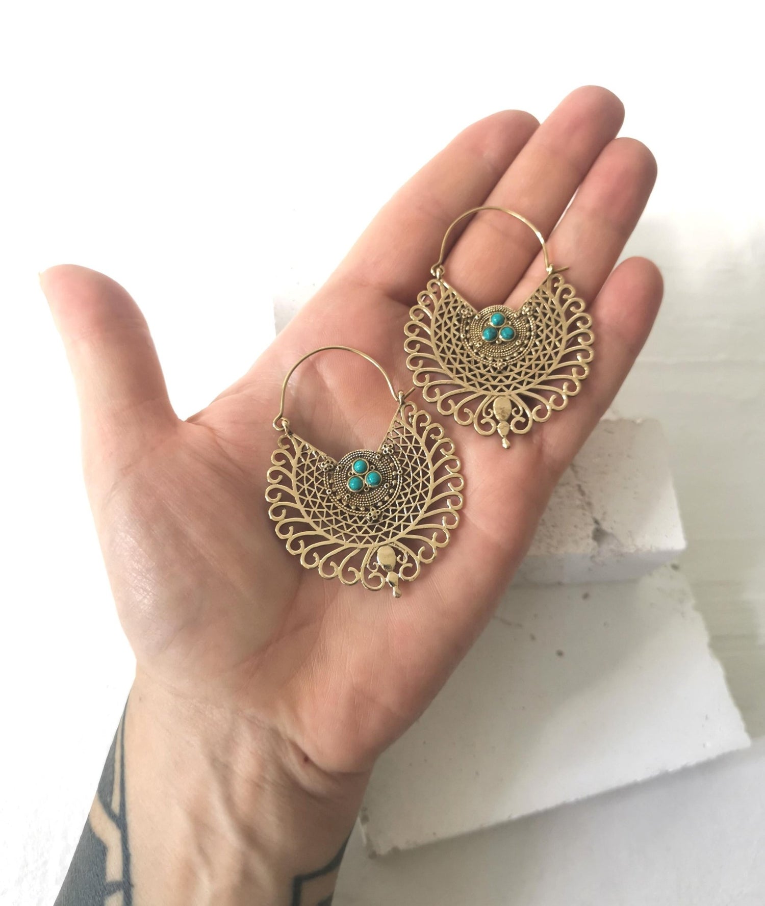 Mandala Ohrringe aus Messing mit Türkis Steinen, Boho Ohrringe mit Türkis, Hippie Schmuck - CocosyBerlin