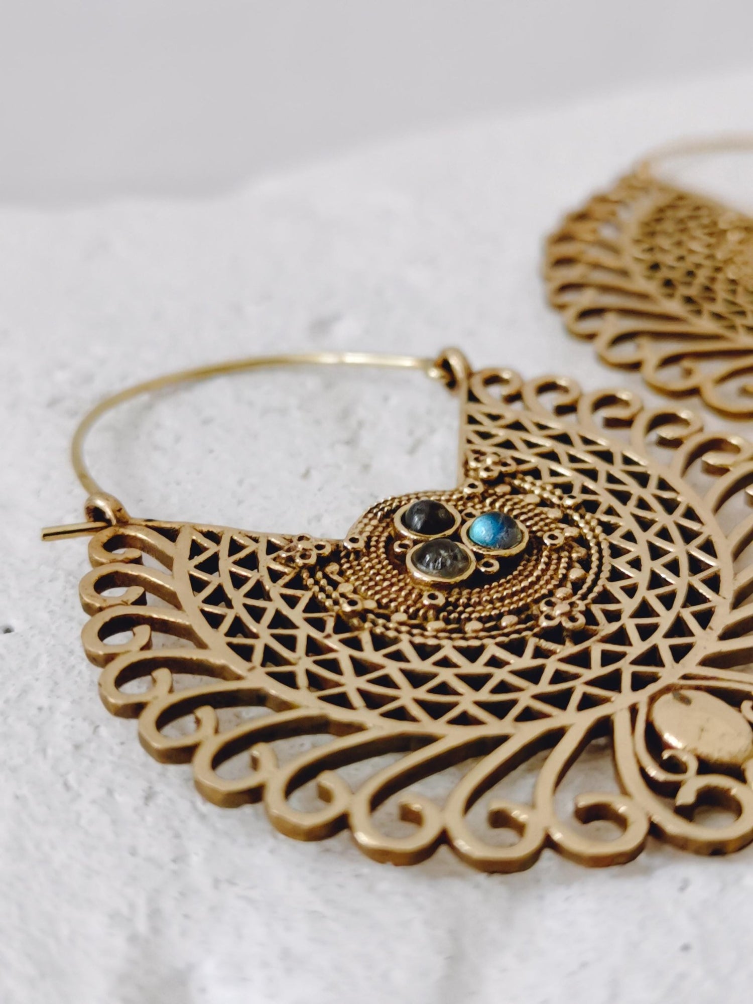 Mandala Ohrringe aus Messing mit Labradorit Steinen, Boho Tribal Ohrringe mit Labradorit, Hippie Schmuck - CocosyBerlin