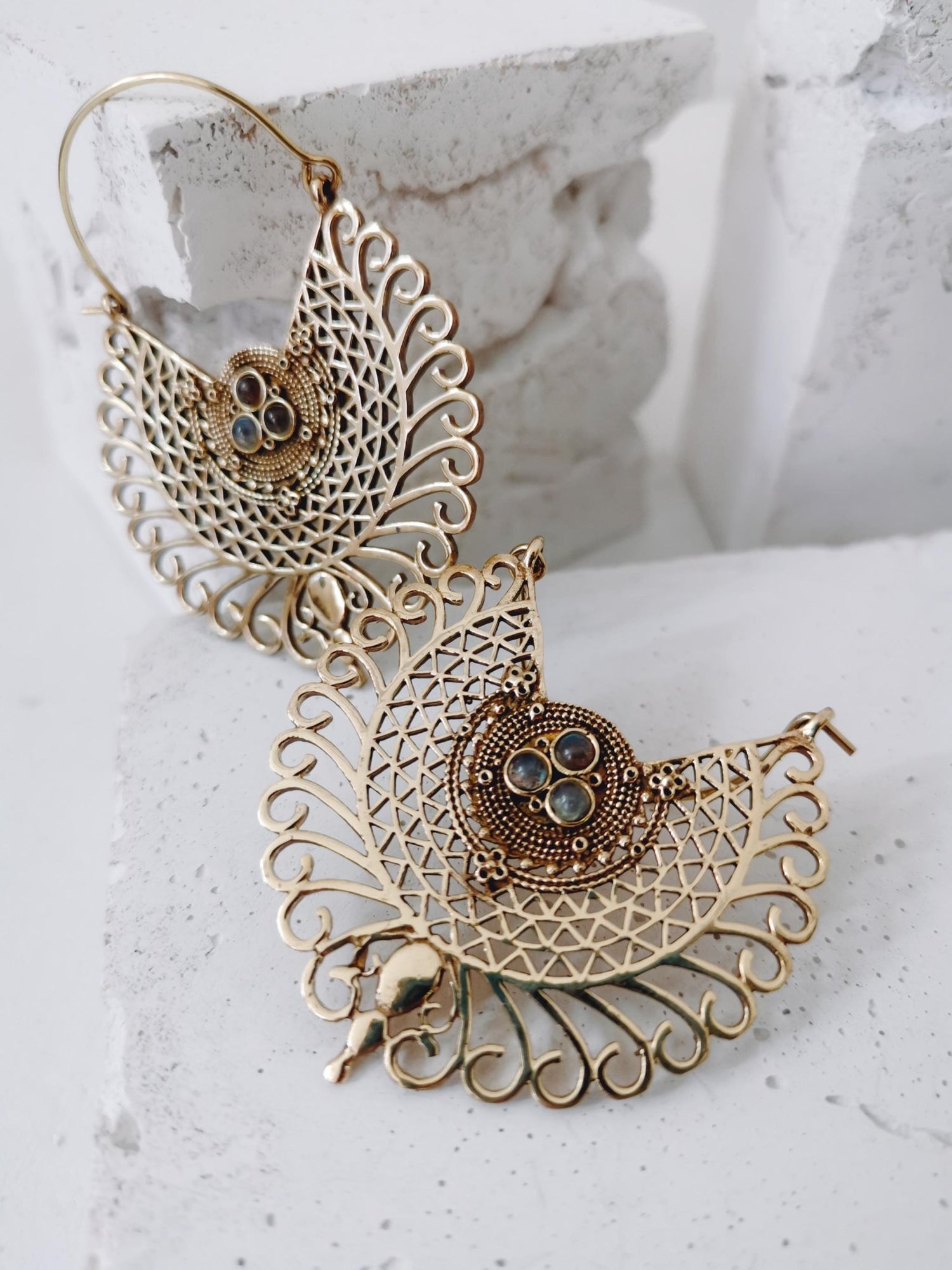 Mandala Ohrringe aus Messing mit Labradorit Steinen, Boho Tribal Ohrringe mit Labradorit, Hippie Schmuck - CocosyBerlin