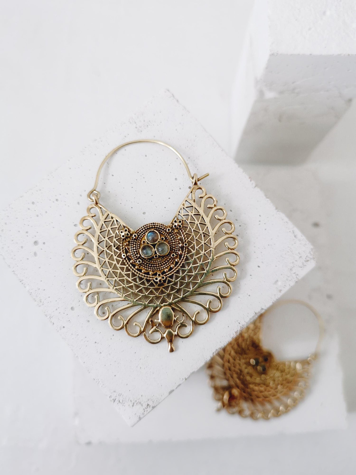Mandala earrings made of brass with labradorite stones, boho tribal earrings with labradorite, hippie jewelry