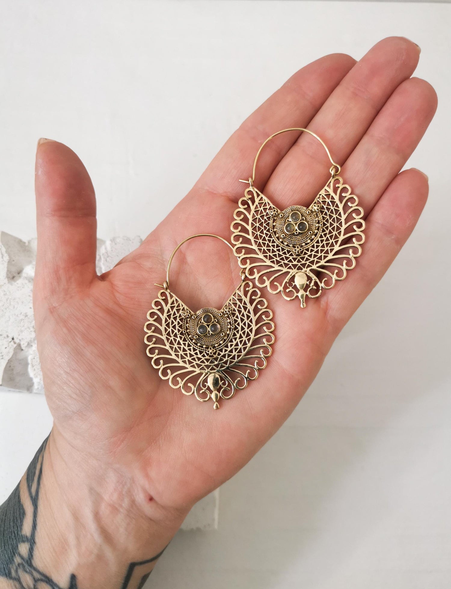 Mandala Ohrringe aus Messing mit Labradorit Steinen, Boho Tribal Ohrringe mit Labradorit, Hippie Schmuck