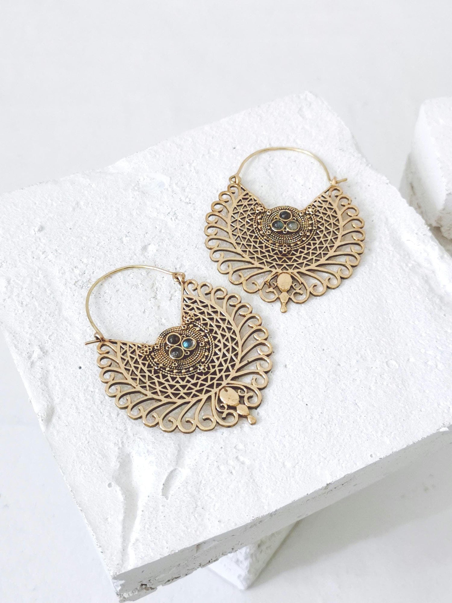 Mandala earrings made of brass with labradorite stones, boho tribal earrings with labradorite, hippie jewelry