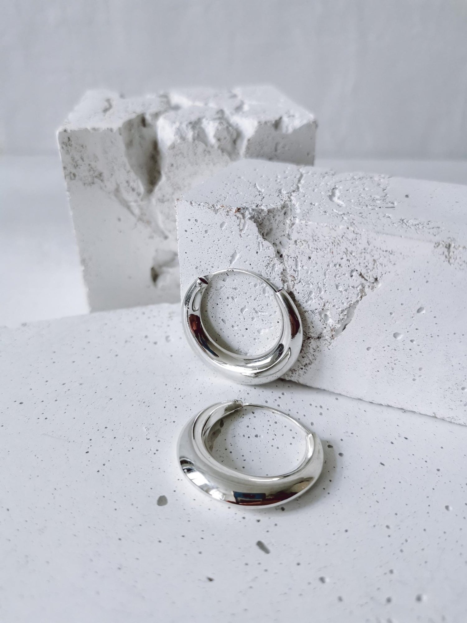 Halbmond Creolen aus 925 Silber, Chunky Sterling Silber Creolen 30 mm, Minimalistische breite Creolen - CocosyBerlin