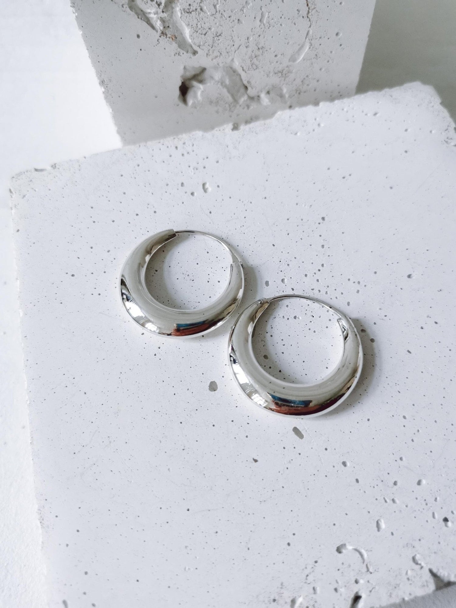 Halbmond Creolen aus 925 Silber, Chunky Sterling Silber Creolen 30 mm, Minimalistische breite Creolen - CocosyBerlin