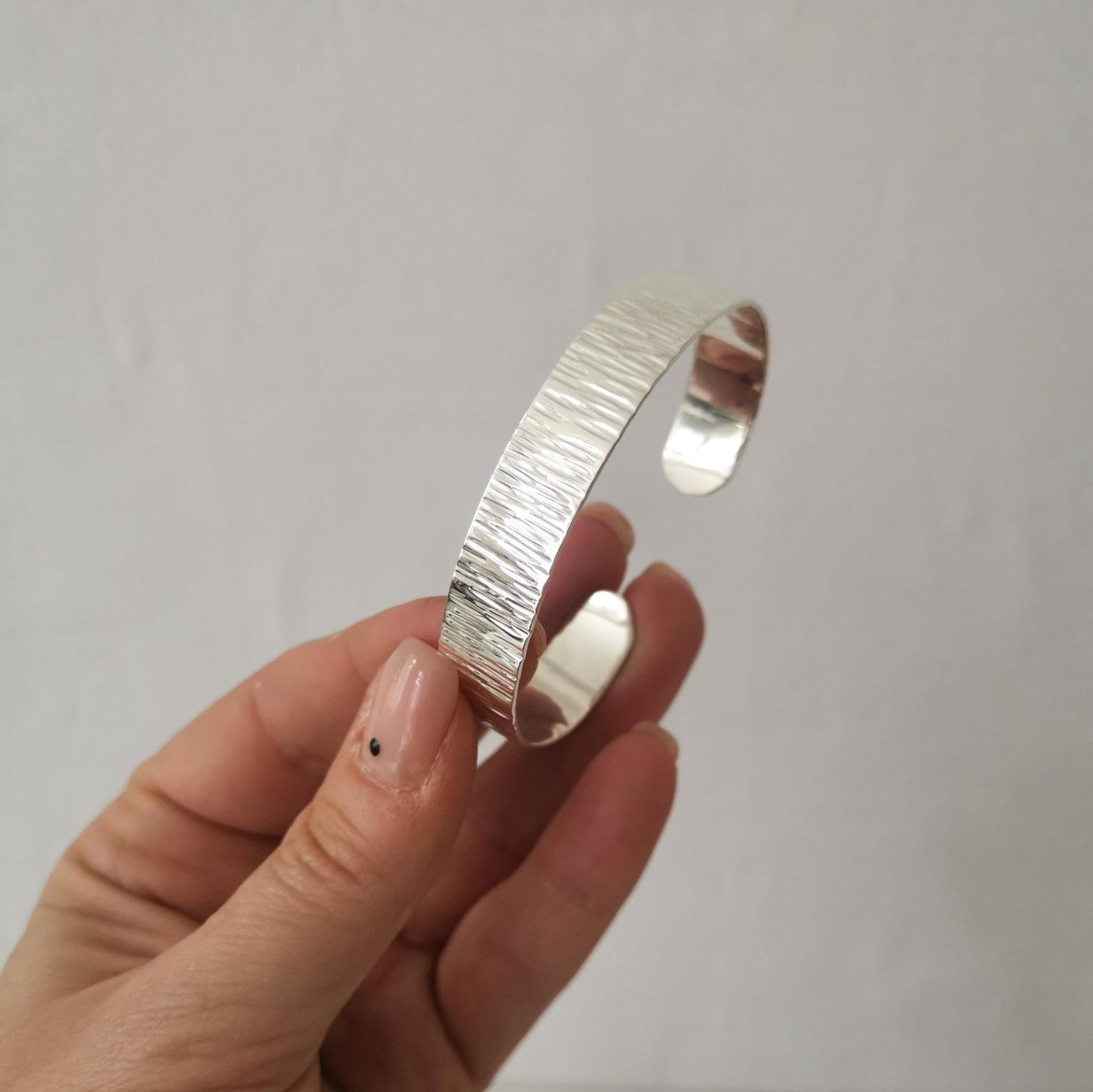 Breites Armband aus 925 Silber, verstellbar, Armreif aus massivem Sterling Silber, strukturiert minimalistischer schlichter Armreif - CocosyBerlin