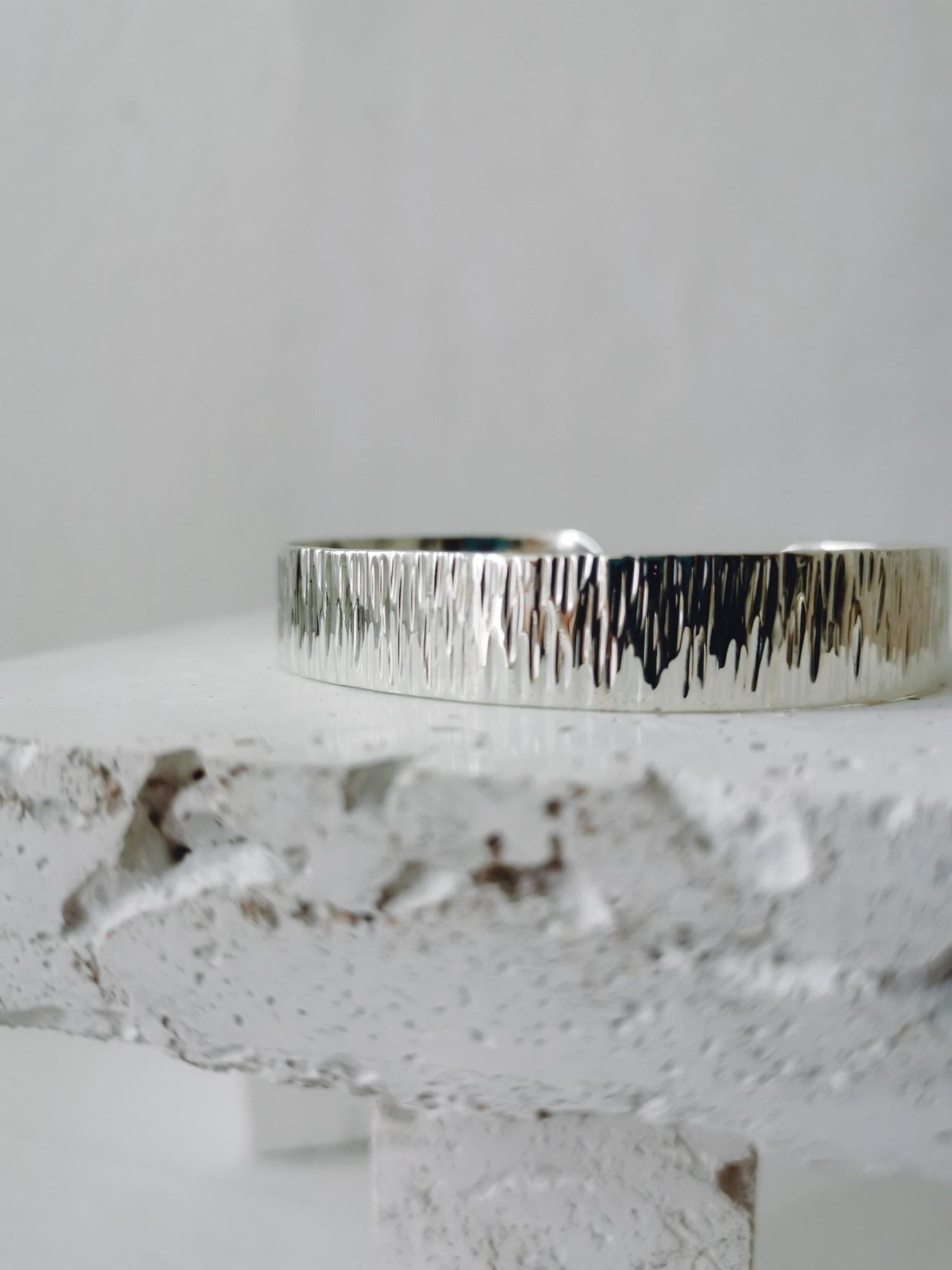 Breites Armband aus 925 Silber, verstellbar, Armreif aus massivem Sterling Silber, strukturiert minimalistischer schlichter Armreif - CocosyBerlin