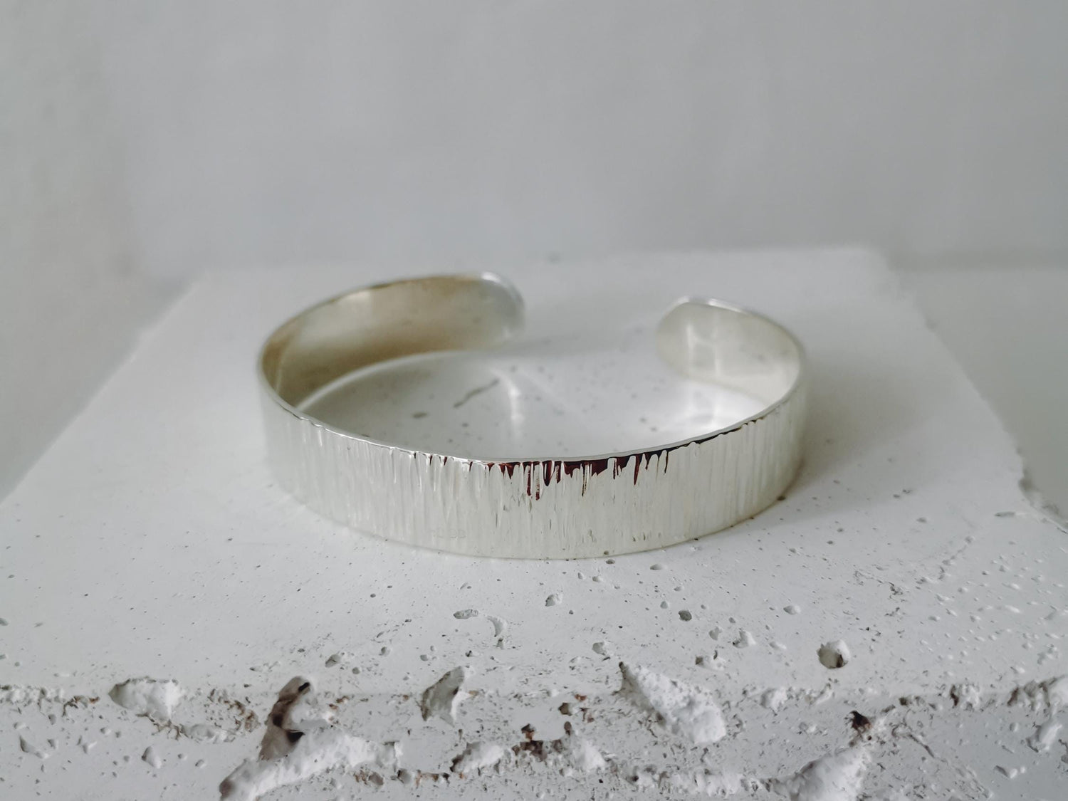 Breites Armband aus 925 Silber, verstellbar, Armreif aus massivem Sterling Silber, strukturiert minimalistischer schlichter Armreif