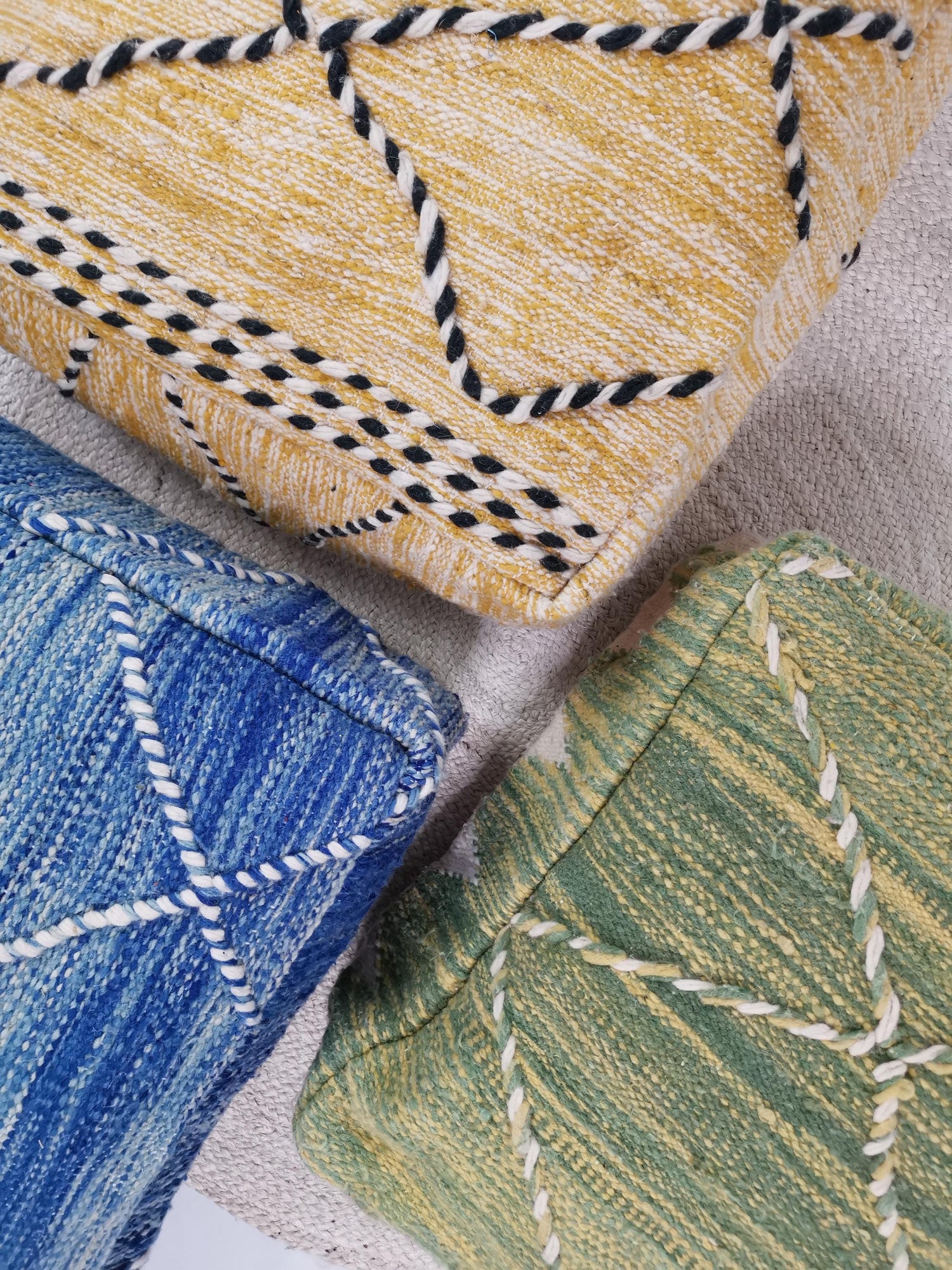 Marokkanischer Vintage Pouf bunt, Sitzkissen aus Wolle, Vintage Berber Bodenkissen blau