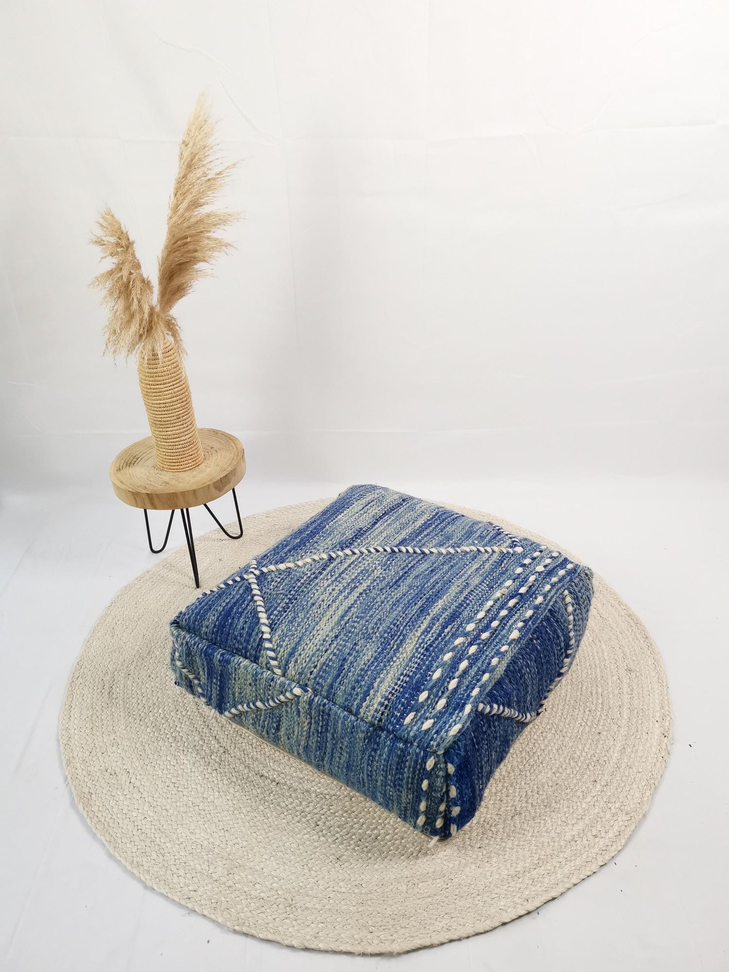Marokkanischer Vintage Pouf bunt, Sitzkissen aus Wolle, Vintage Berber Bodenkissen blau