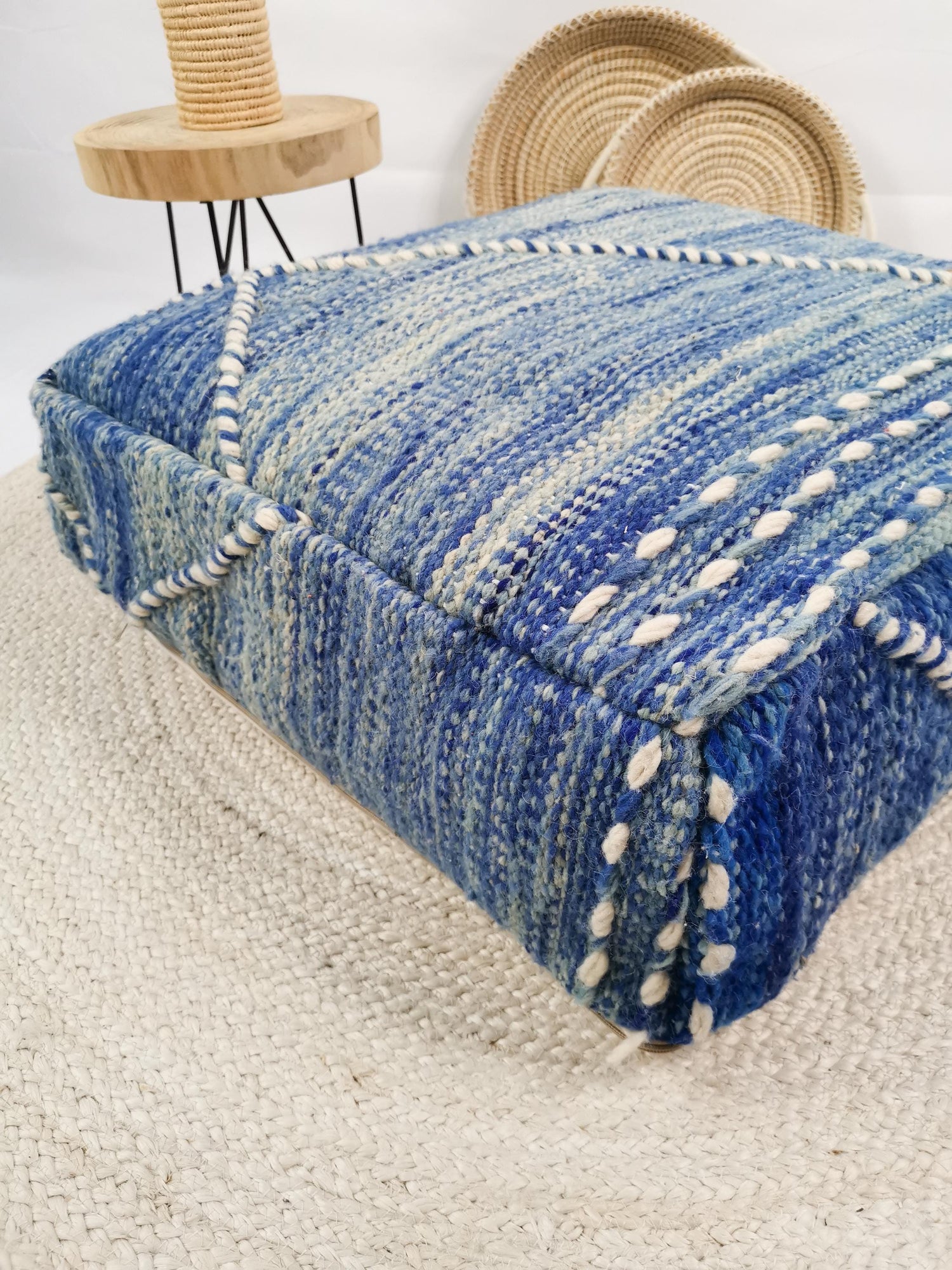 Marokkanischer Vintage Pouf bunt, Sitzkissen aus Wolle, Vintage Berber Bodenkissen blau