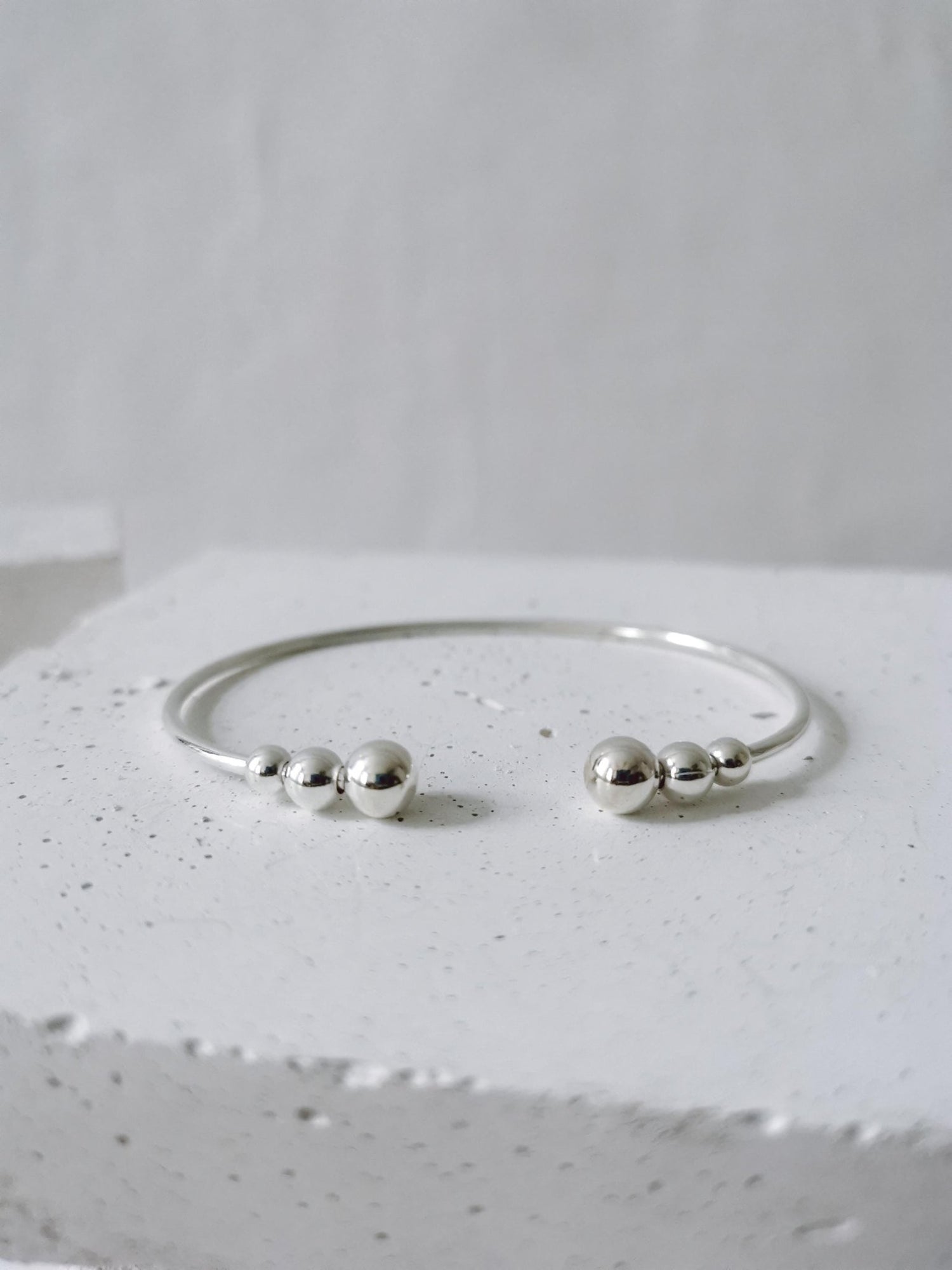 Dünner offener Armreif mit Kugeln aus 925 Silber, schlichter Armreif mit Kugeln, Manschettenarmreif minimalistisch - CocosyBerlin