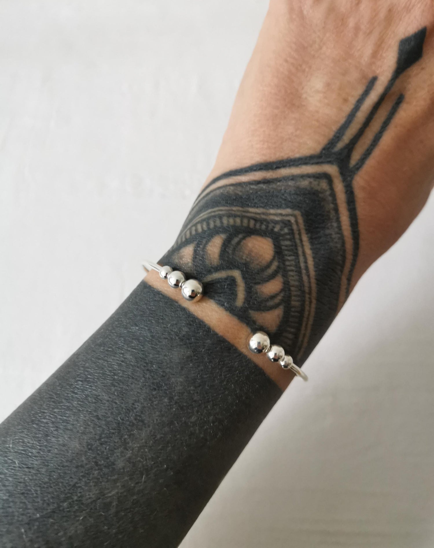 Dünner offener Armreif mit Kugeln aus 925 Silber, schlichter Armreif mit Kugeln, Manschettenarmreif minimalistisch