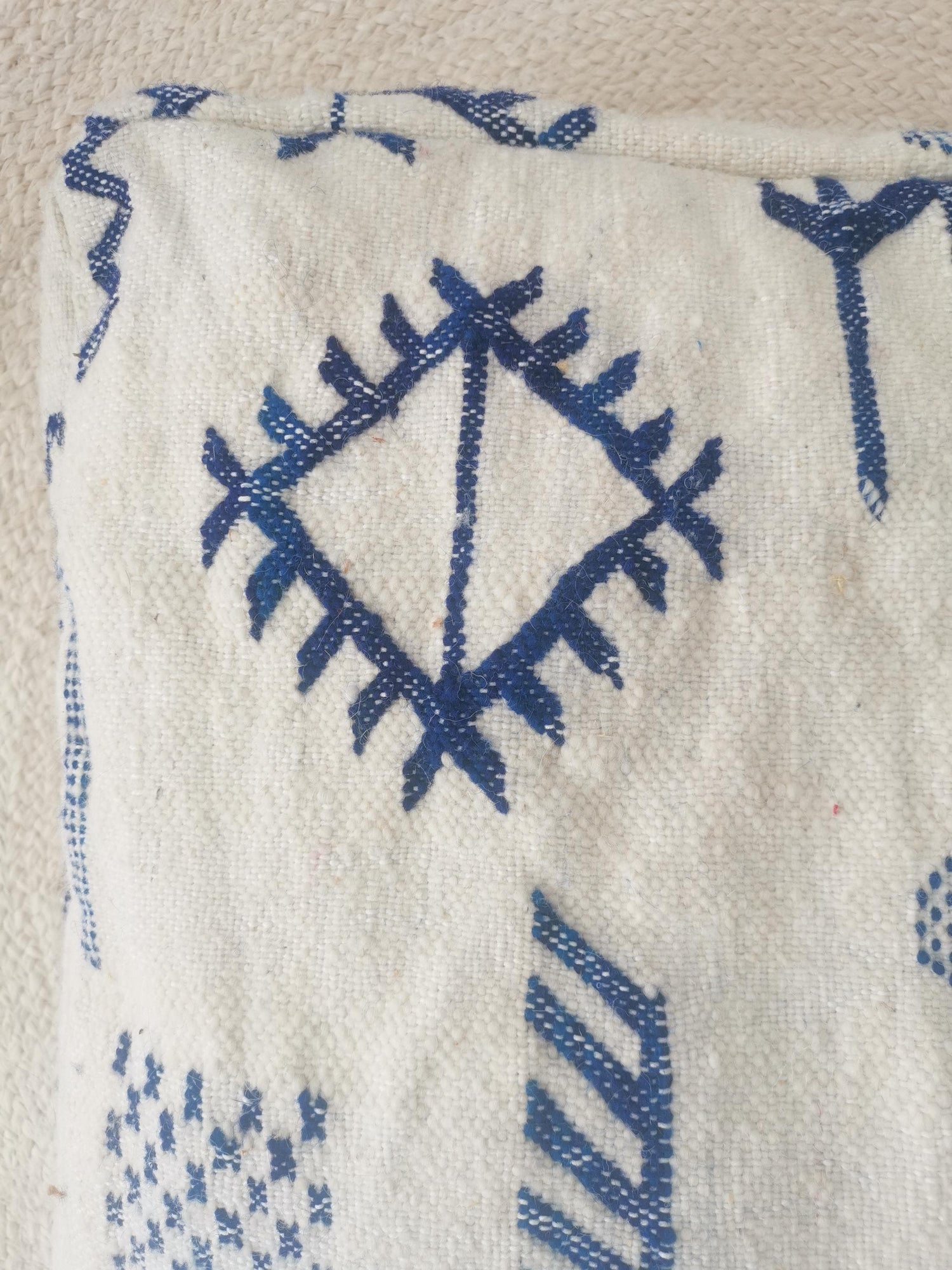 Heller Marokkanischer Pouf, Beni Ourain Bodenkissen, blaue geometrische Muster, Boho Berber Pouf, Meditationskissen aus Wolle, Handarbeit