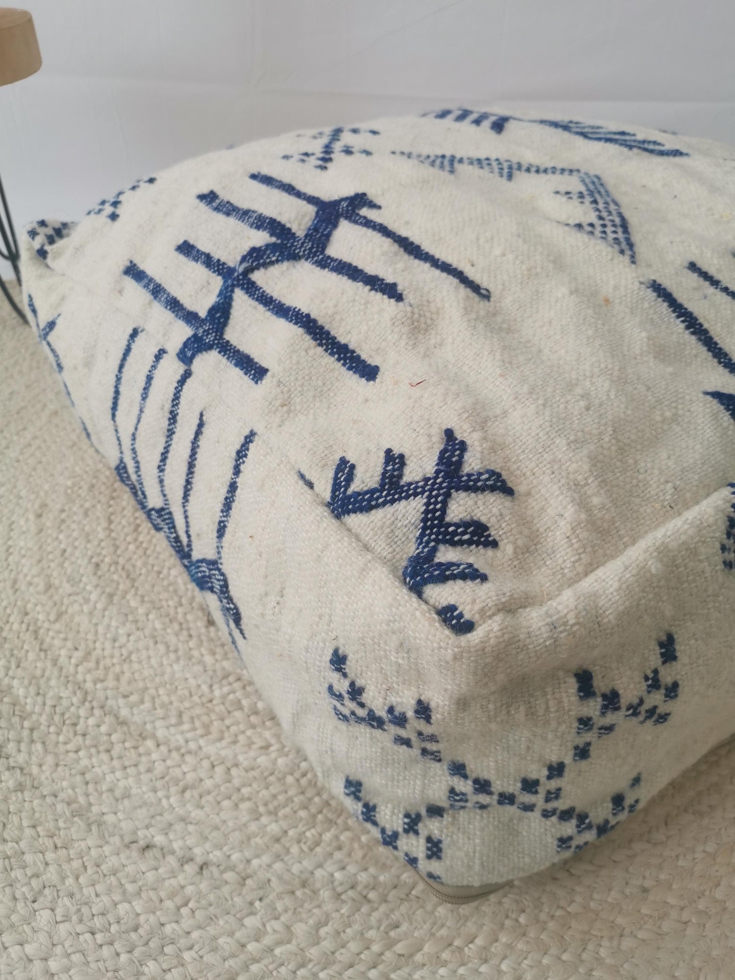 Heller Marokkanischer Pouf, Beni Ourain Bodenkissen, blaue geometrische Muster, Boho Berber Pouf, Meditationskissen aus Wolle, Handarbeit
